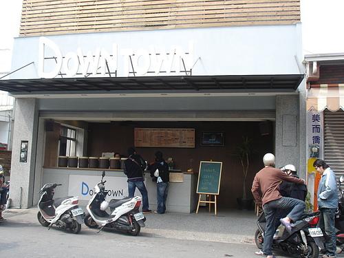 Vicky創業開設的飲料店,曾是中部當地知店,創業時期最高月入20萬元。但現在Vicky已經把飲料店收起來,專心朝投資理財之路發展。