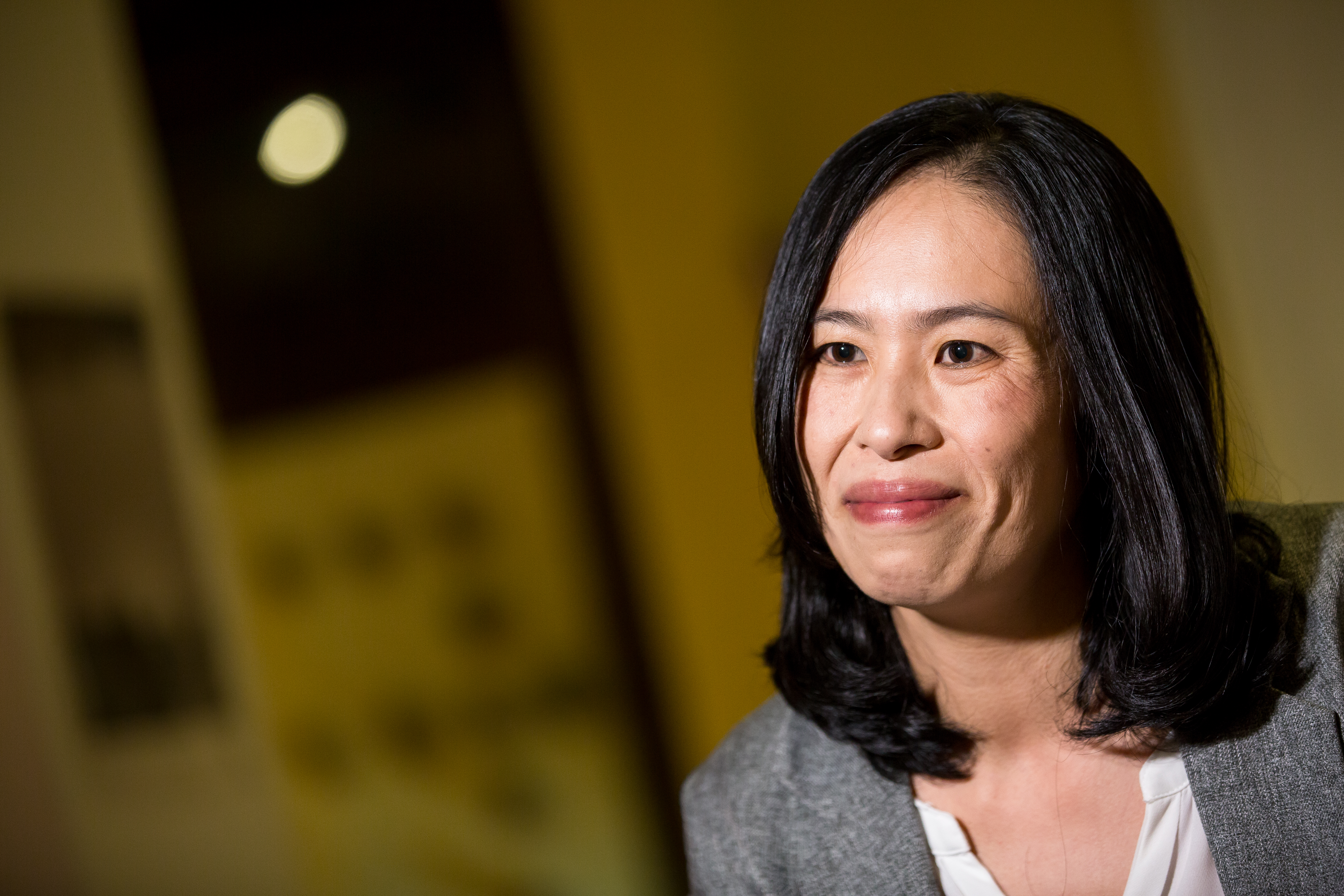 從傷痛的婚姻走出來，Vicky變身為基金V怪客，擁有上千名粉絲，而且還全省跑透透，與粉絲面對面，當起理財講師，展開積極又勵志的新生活。
