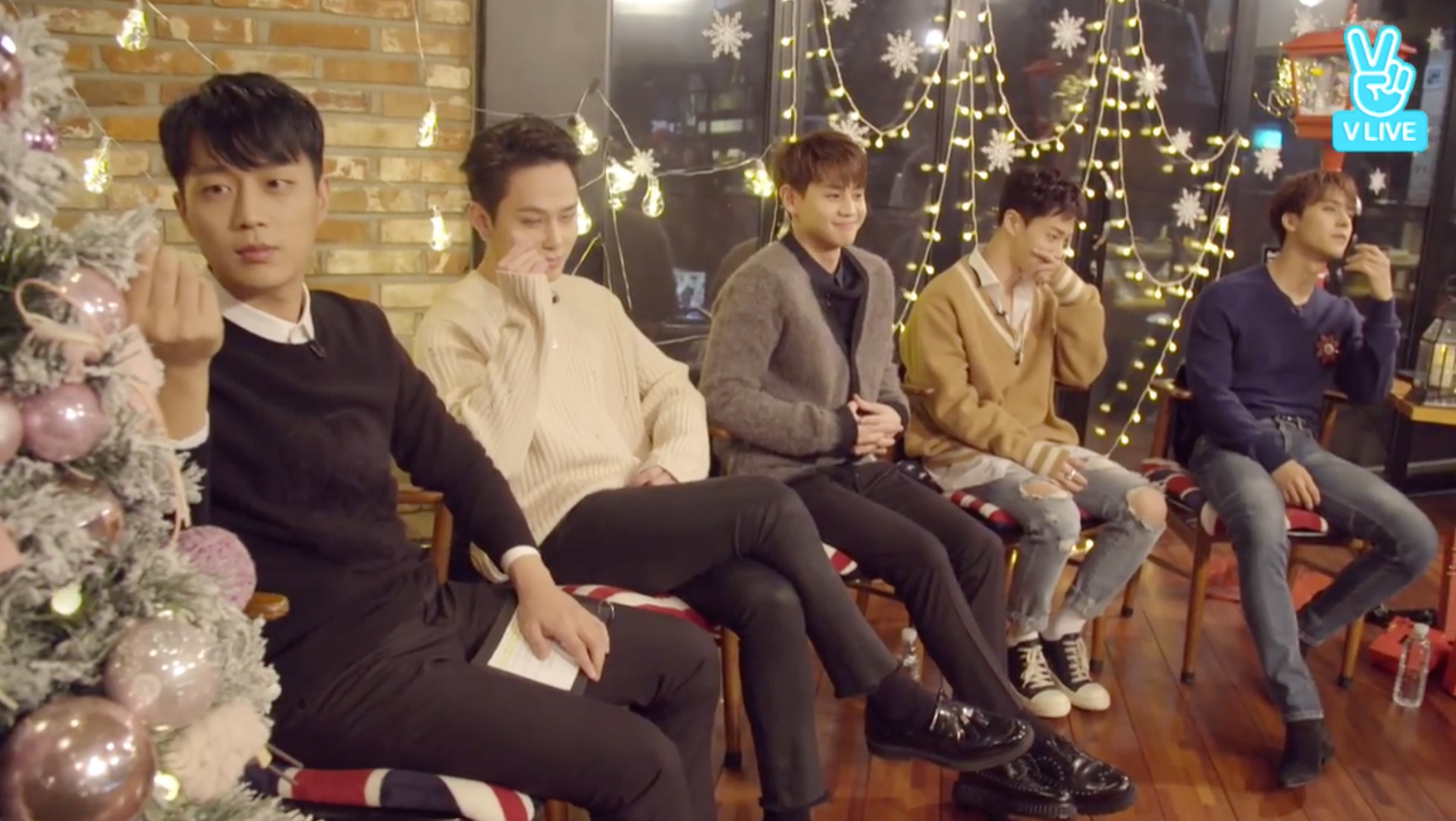 BEAST成員在vlive直播玩比手劃腳，充滿笑聲。(翻攝自vlive)