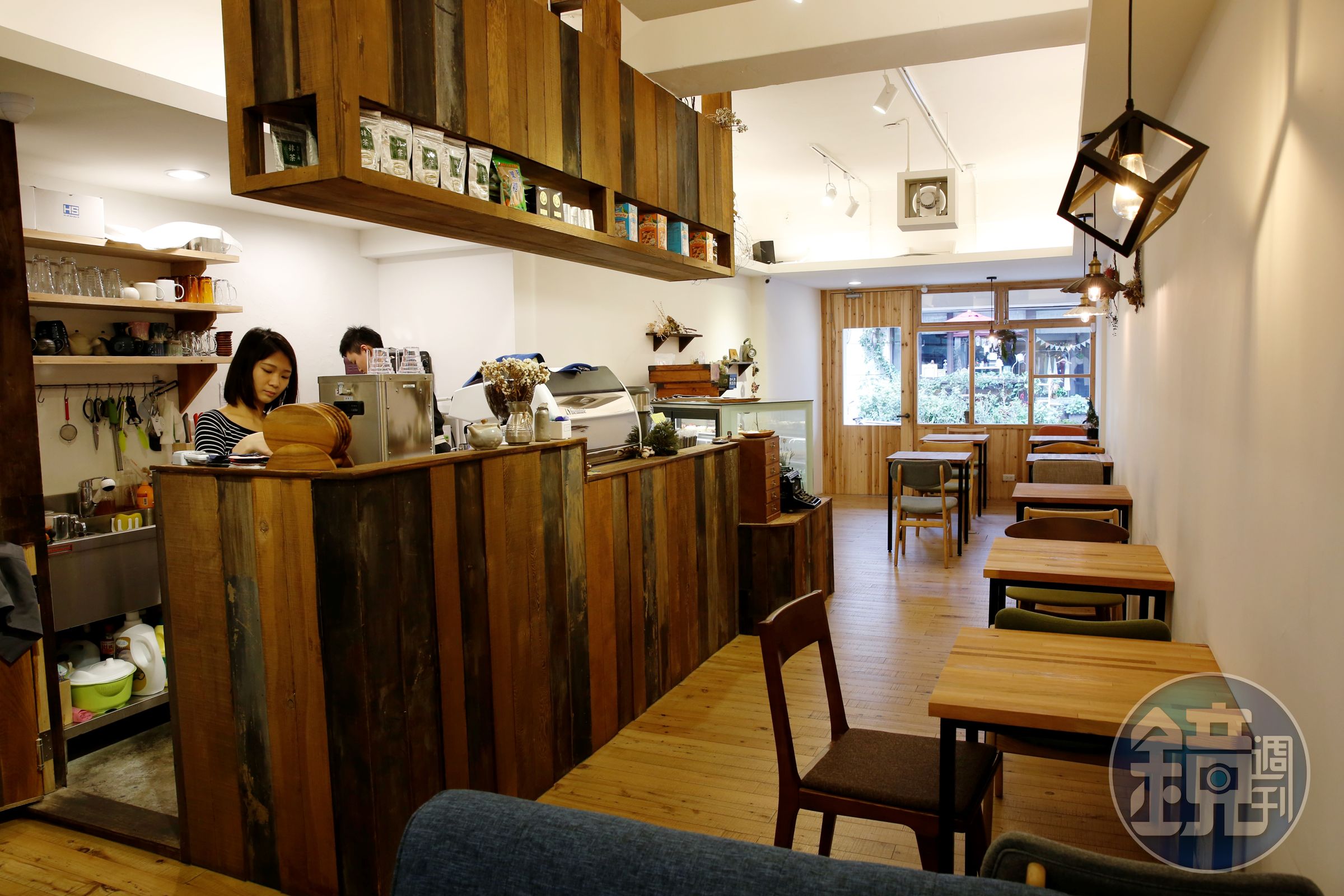 因裝潢運用了大量的木頭和白色牆面，賴奕妘將店名取為「木白」。
