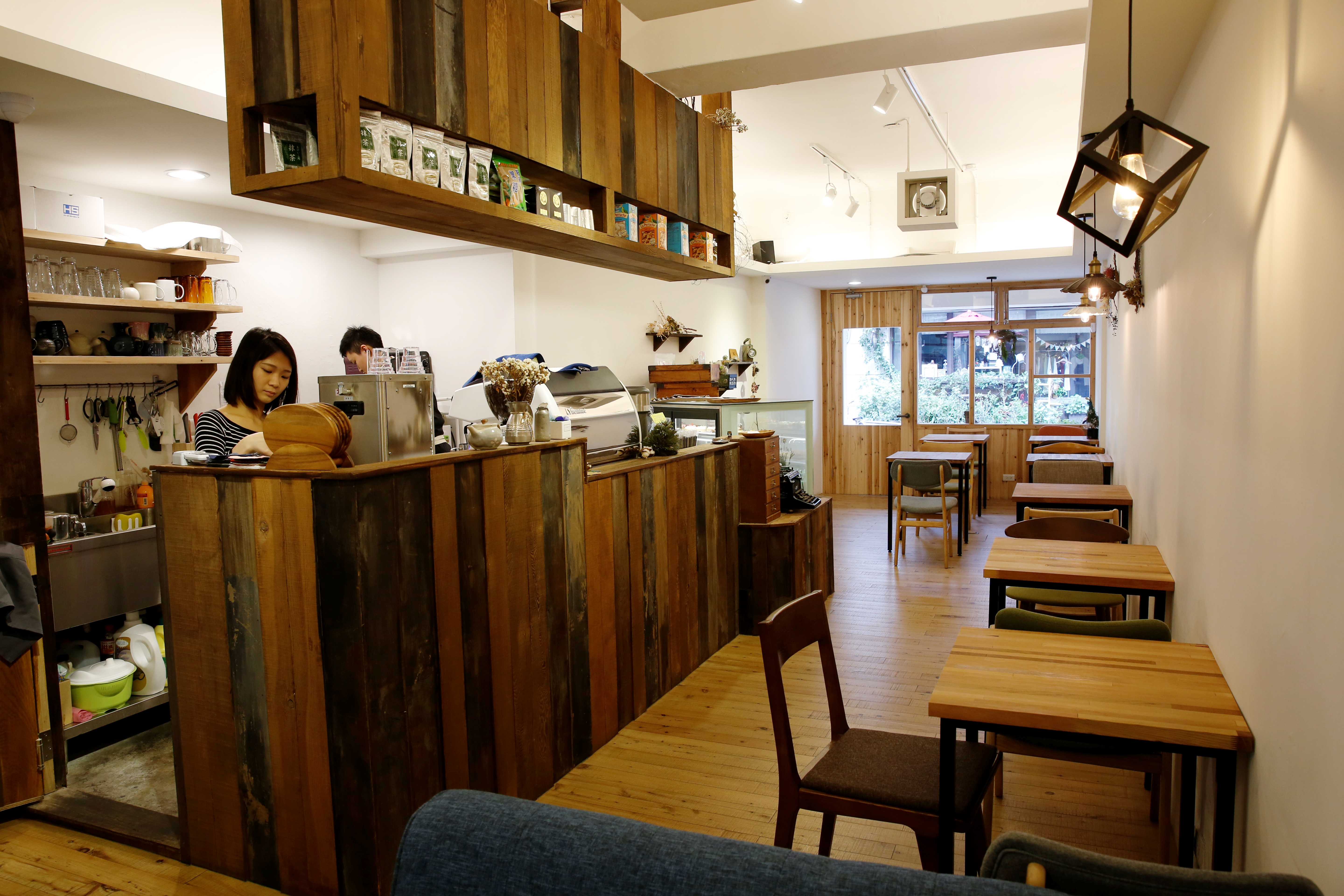 因裝潢運用了大量的木頭和白色牆面，賴奕妘將店名取為「木白」。