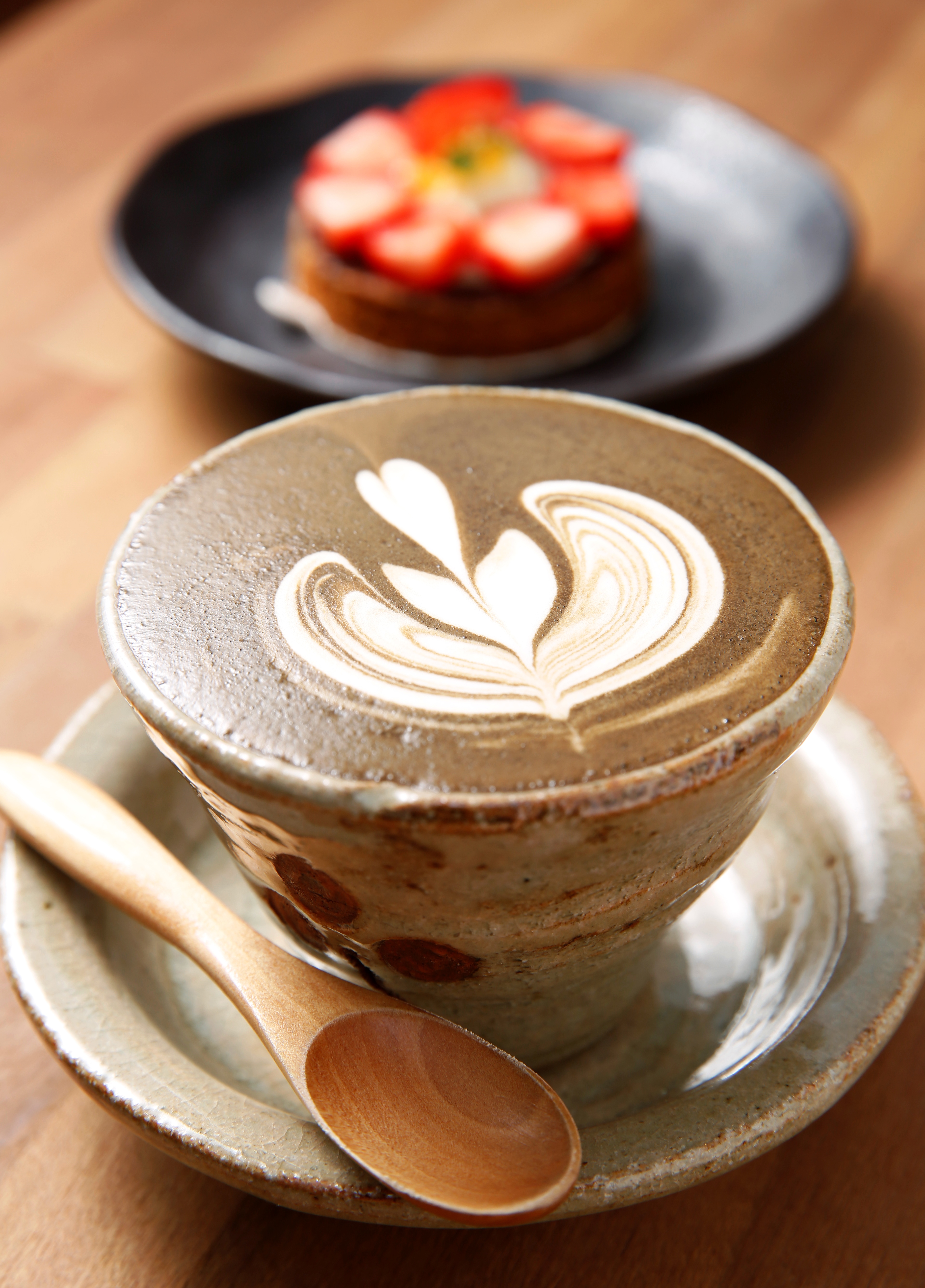 木白咖啡店的招牌飲品森半焙茶拿鐵（150元／杯）。