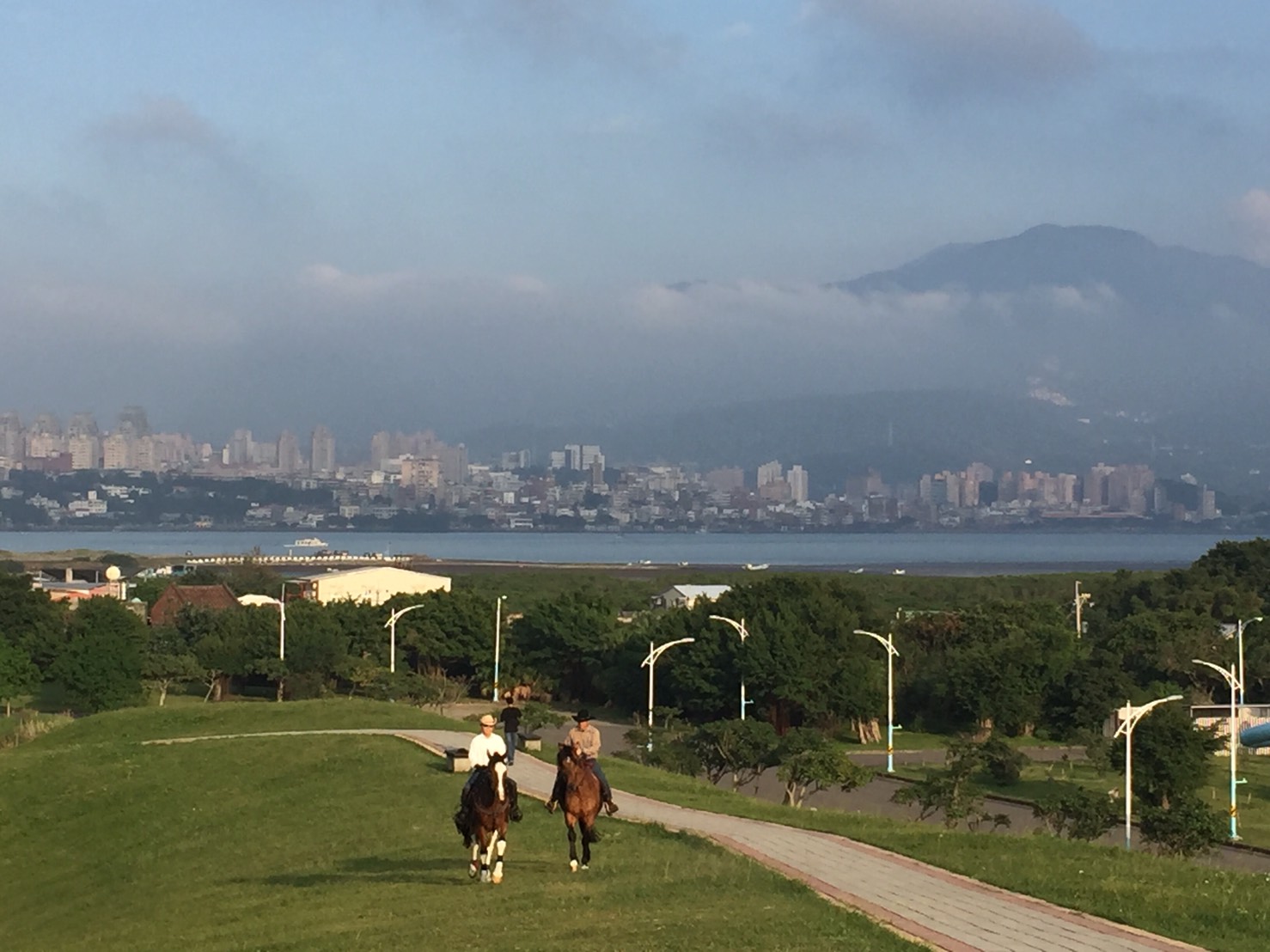 山丘上可見淡水河景，不論是騎馬或踩鐵馬，享受得很。