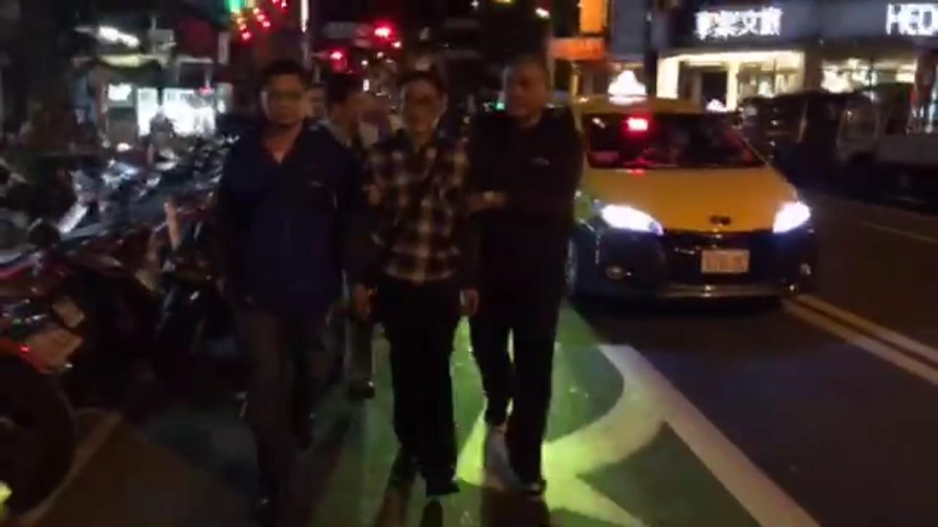 陳金標在打麻將時被警方帶回,身上搜出一萬元現金,還能請律師辯護,生活看來並不困頓。