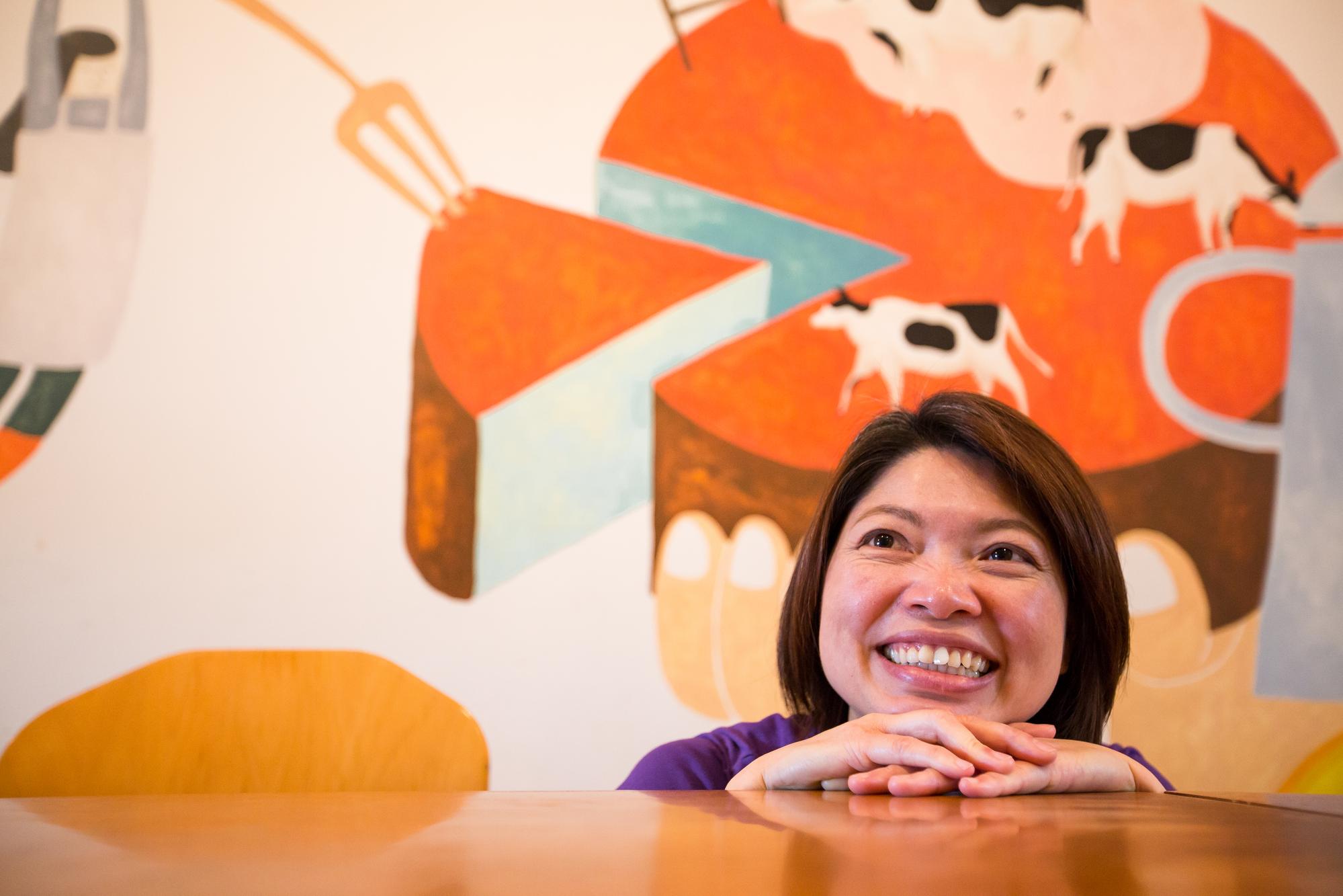 薰衣草森林企業旗下的「好好」餐廳,林庭妃的表情和背後牆面上的畫作一樣充滿童趣。