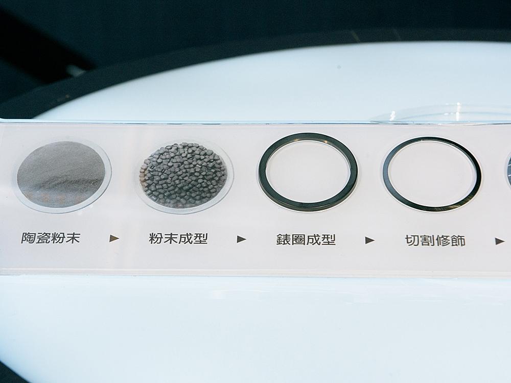 從陶瓷粉末到成型、削切、特殊研磨加工、IP處理等步驟,才能展現出立體感十足的雙層錶圈構造。