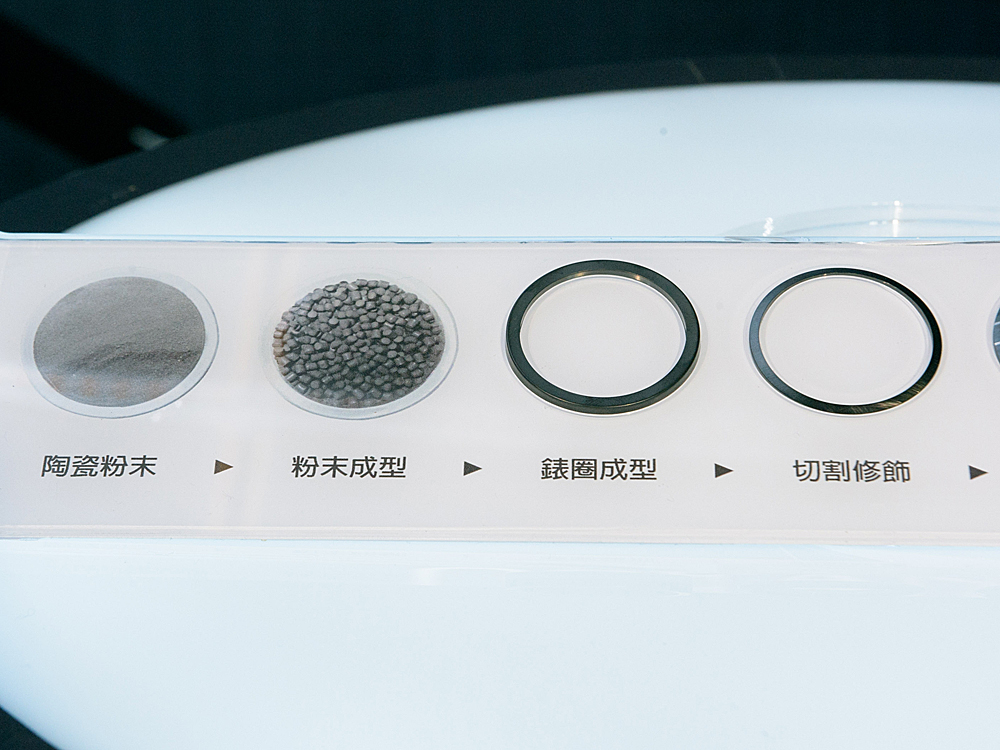從陶瓷粉末到成型、削切、特殊研磨加工、IP處理等步驟，才能展現出立體感十足的雙層錶圈構造。