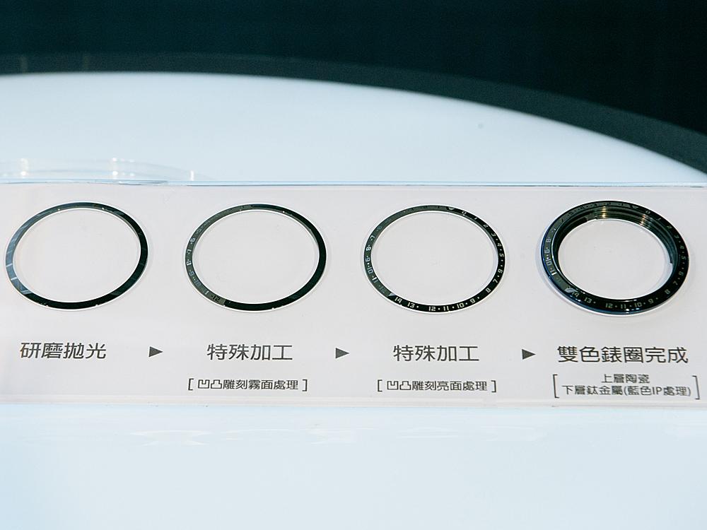 錶圈右半部的正時區指示以拋光表面搭配霧面凹下數字,而左半部的負時區指示,則是以凸起的亮面數字輔以霧面表層,光澤黑及磨砂黑交錯的雙色陶瓷錶圈,乃是以雷射微雕反覆進行霧化及拋光處理所得的迷人成果,完美展現「陰影之美」的工藝細節。