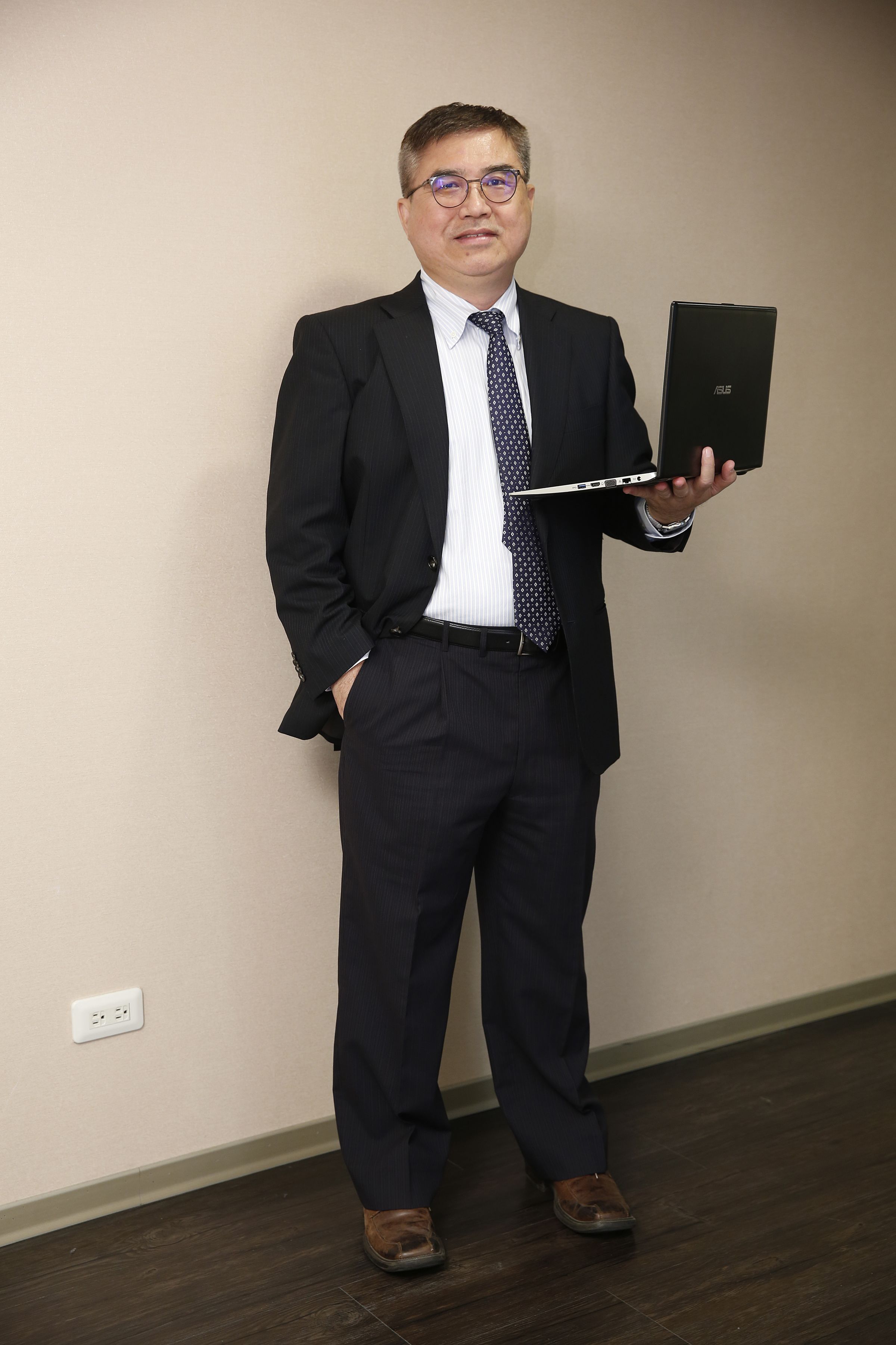 基金達人怪老子蕭世斌採用罐頭理財術，10 年存千萬，50歲就大膽退休。