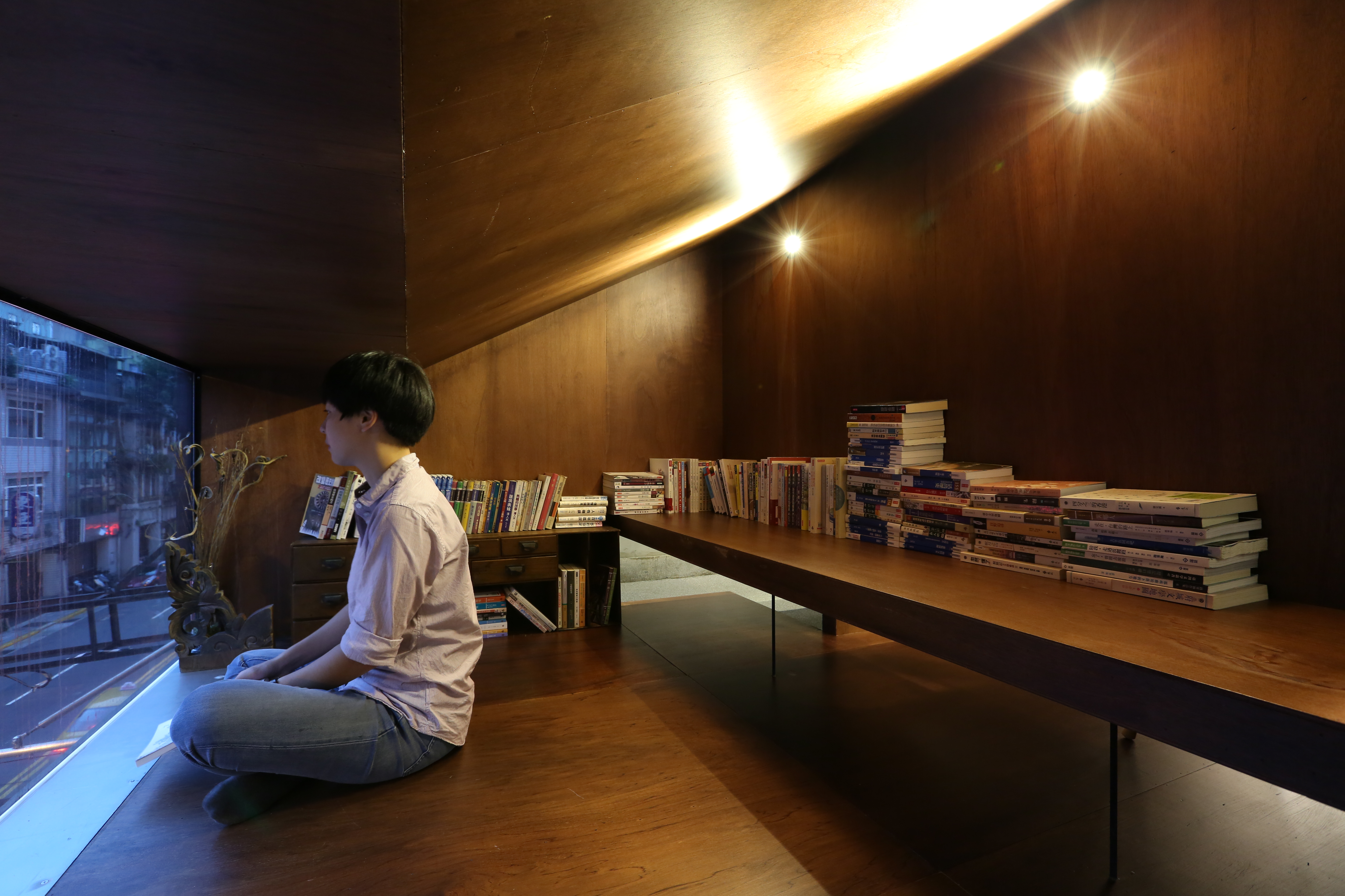 3樓書房是Ting最保護的秘密基地，層層相隔的空間，讓人隨時都可以躲起來耍自閉。