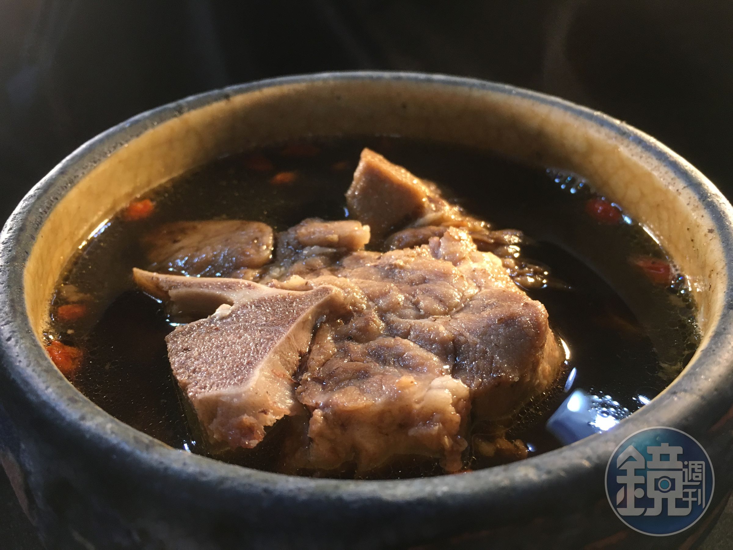 「十全排骨湯」胛心排骨肉甜嫩不柴，湯頭偏甜不苦澀。（150元／盅）