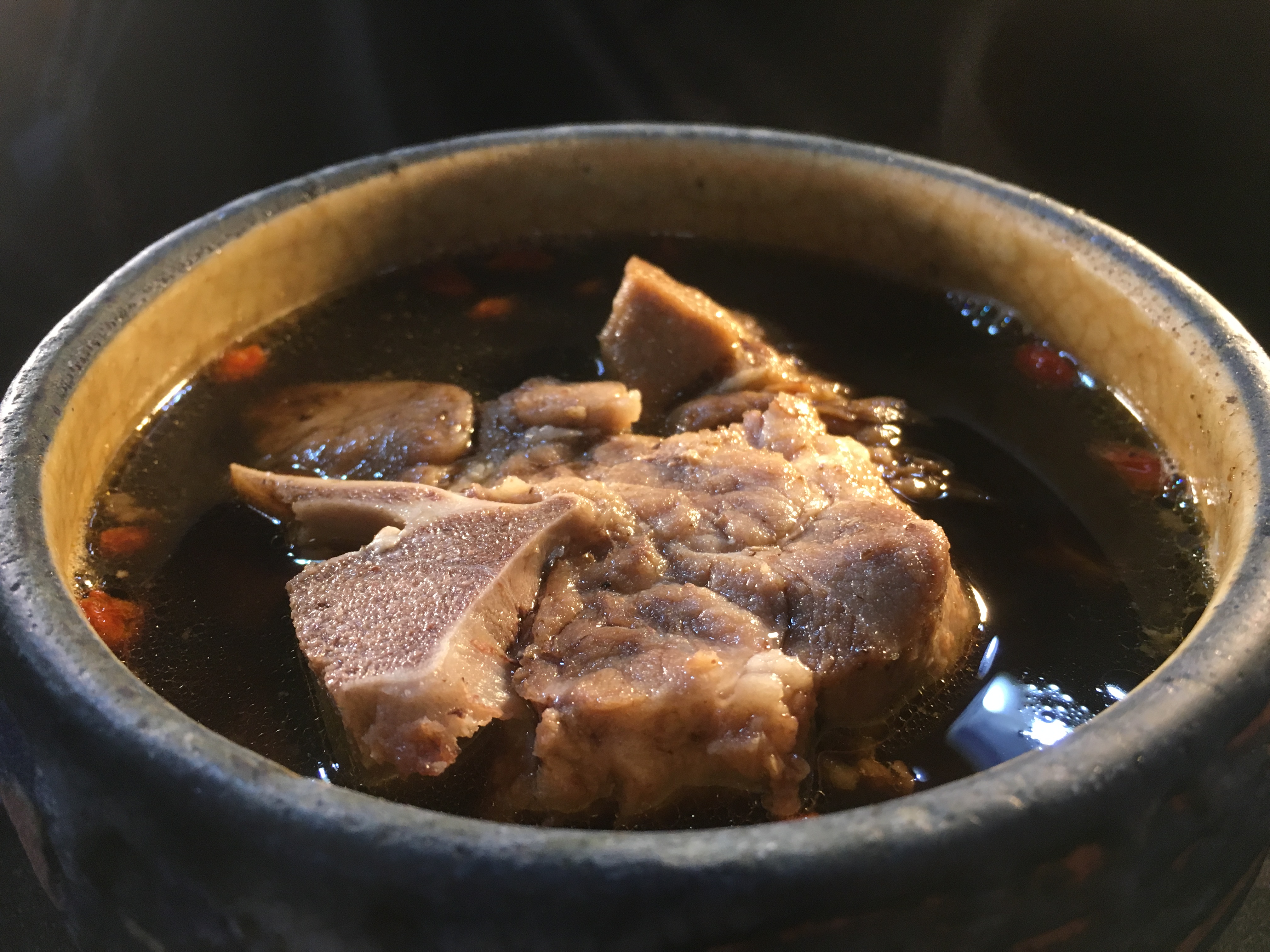 「十全排骨湯」胛心排骨肉甜嫩不柴，湯頭偏甜不苦澀。（150元／盅）