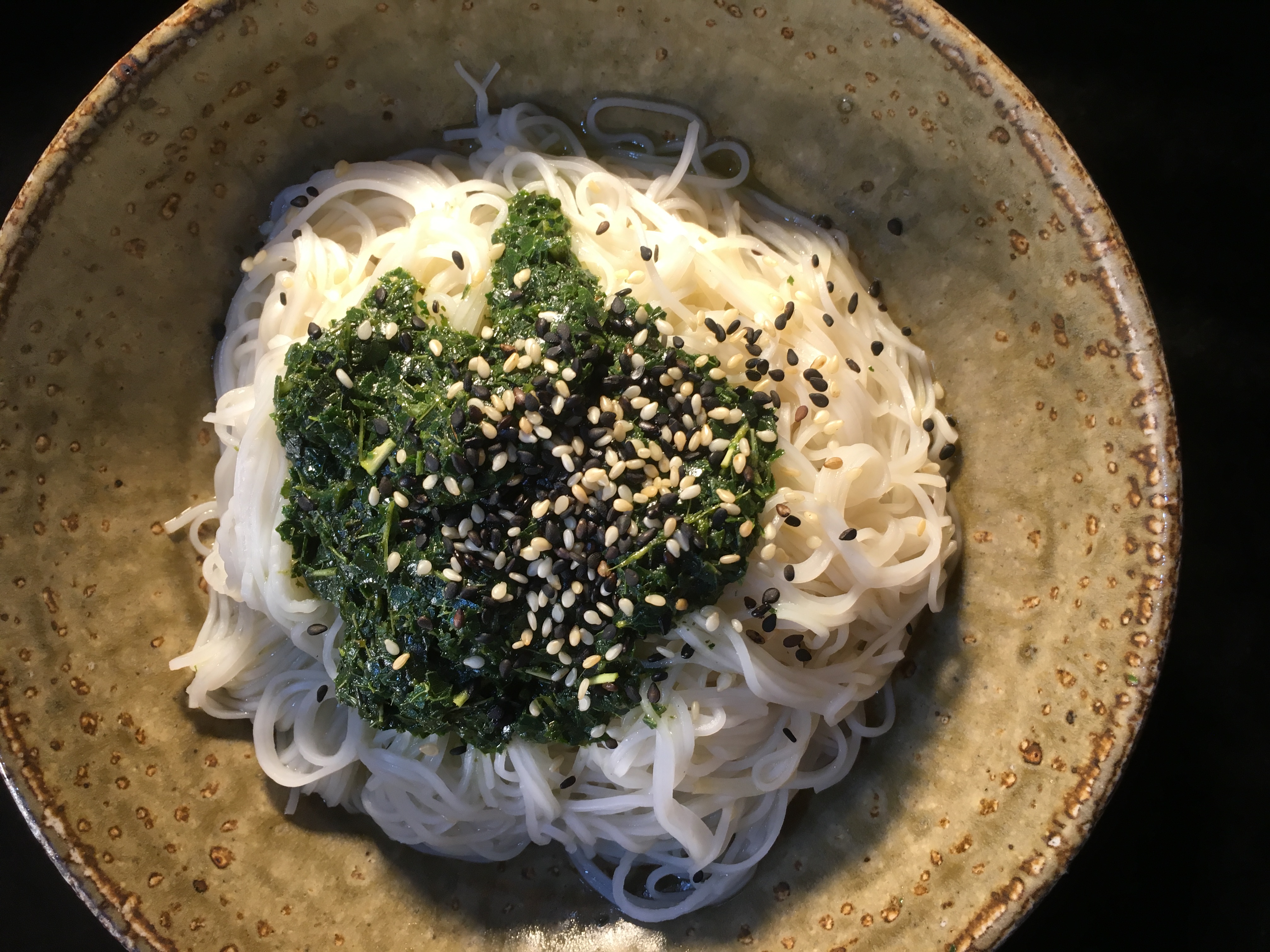 「香椿麵線」自種的香椿葉未經油炸，拌麵吃不油膩，帶香草氣味。（40元／份）