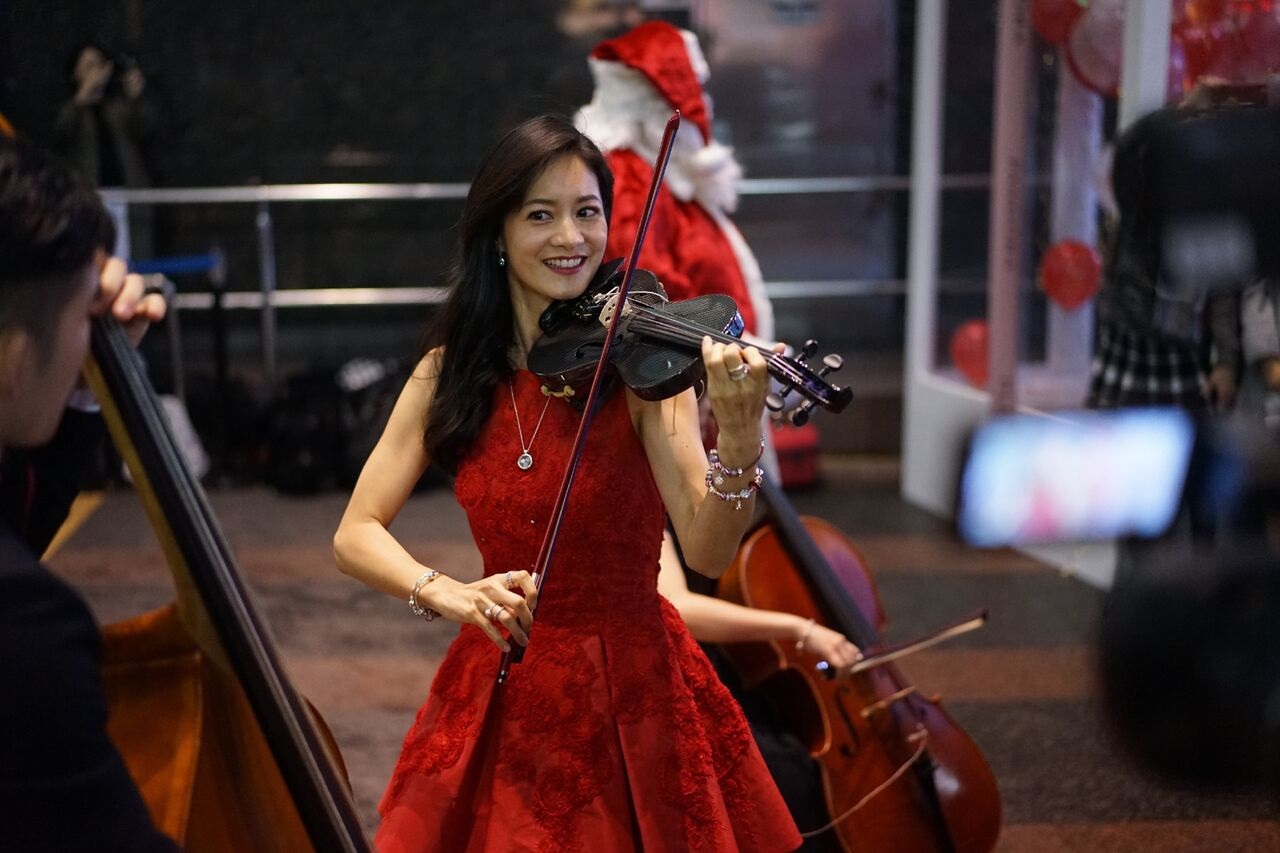 Janet化身蒙面樂手　魔幻耶誕音樂盒溫暖台北東區