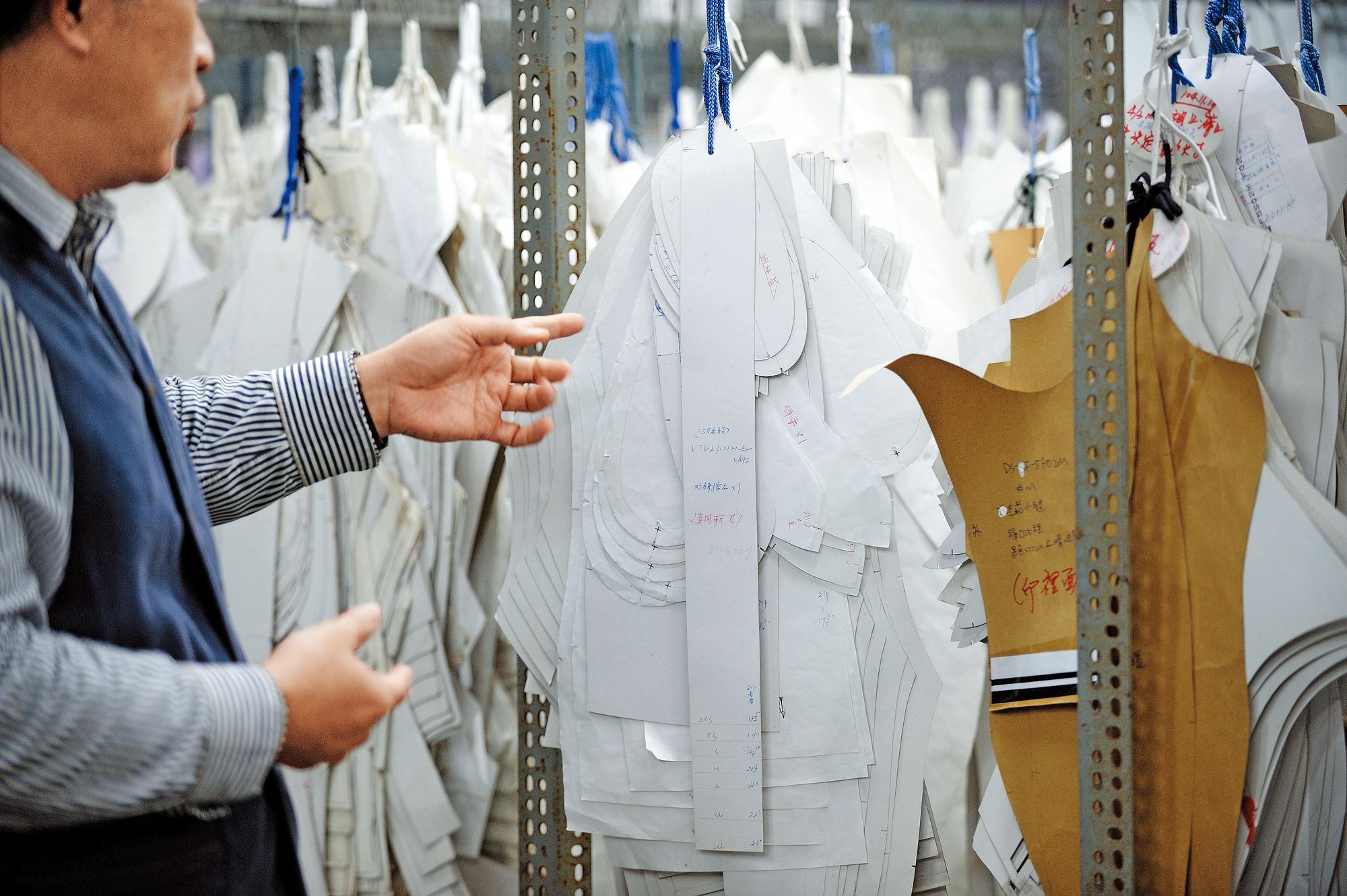 魏敏聰說,1件潛水衣是4、50片塊狀組合成的立體衣服,各國人種尺寸都不一樣,為了精準掌握,於是他建立紙板資料庫。