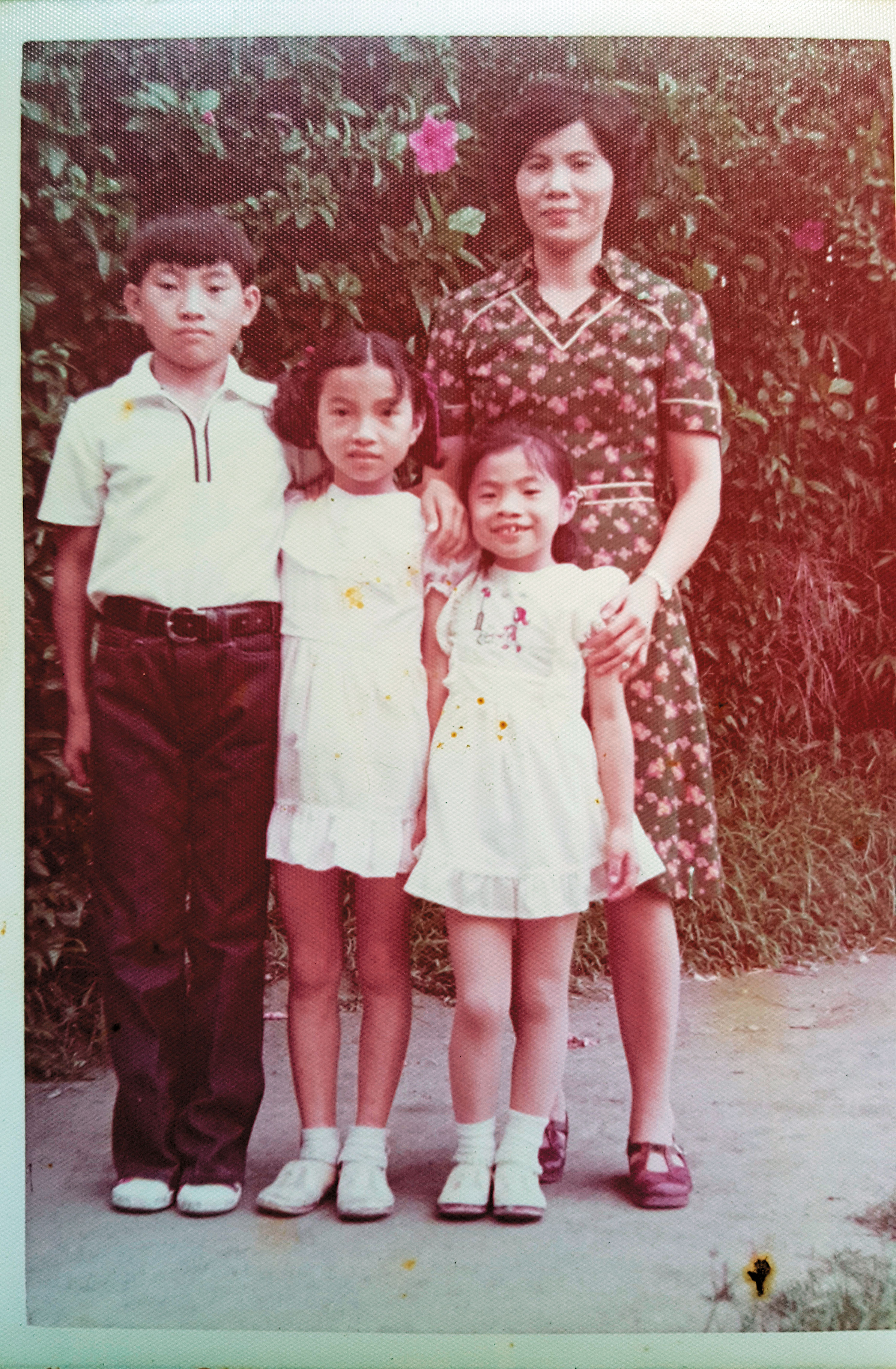 魏敏聰（左1）是家中獨子，又是當時少數讀到大學的鞋廠接班人，所以魏父很早就栽培他，讓他退伍後就接棒潛水鞋事業。（金鴻提供）