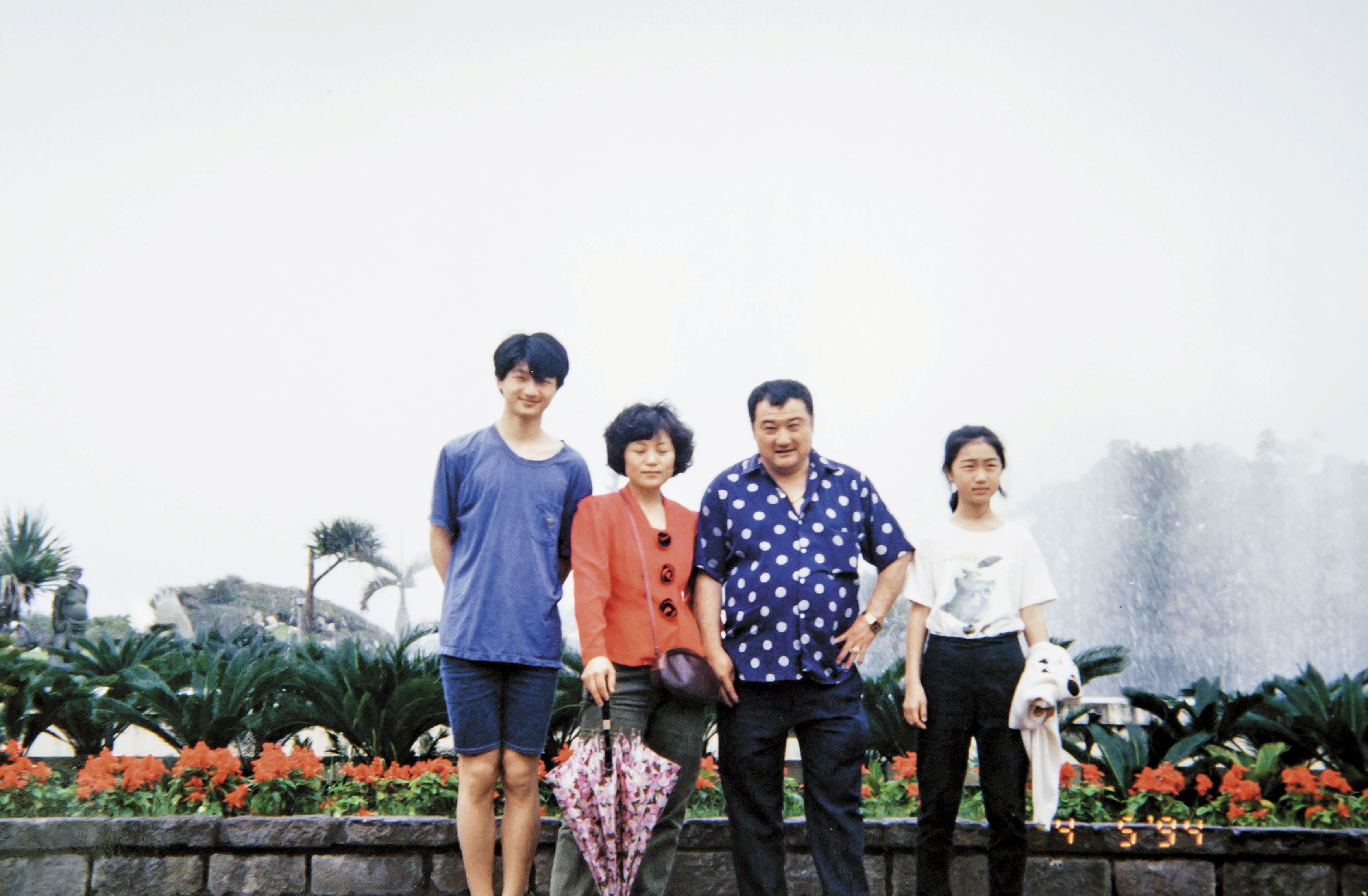30年前胡慶忠(右2)為了讓小孩能在健康單純的環境中成長,結束屏東的賭場生意,舉家北上討生活。(胡慶忠提供)