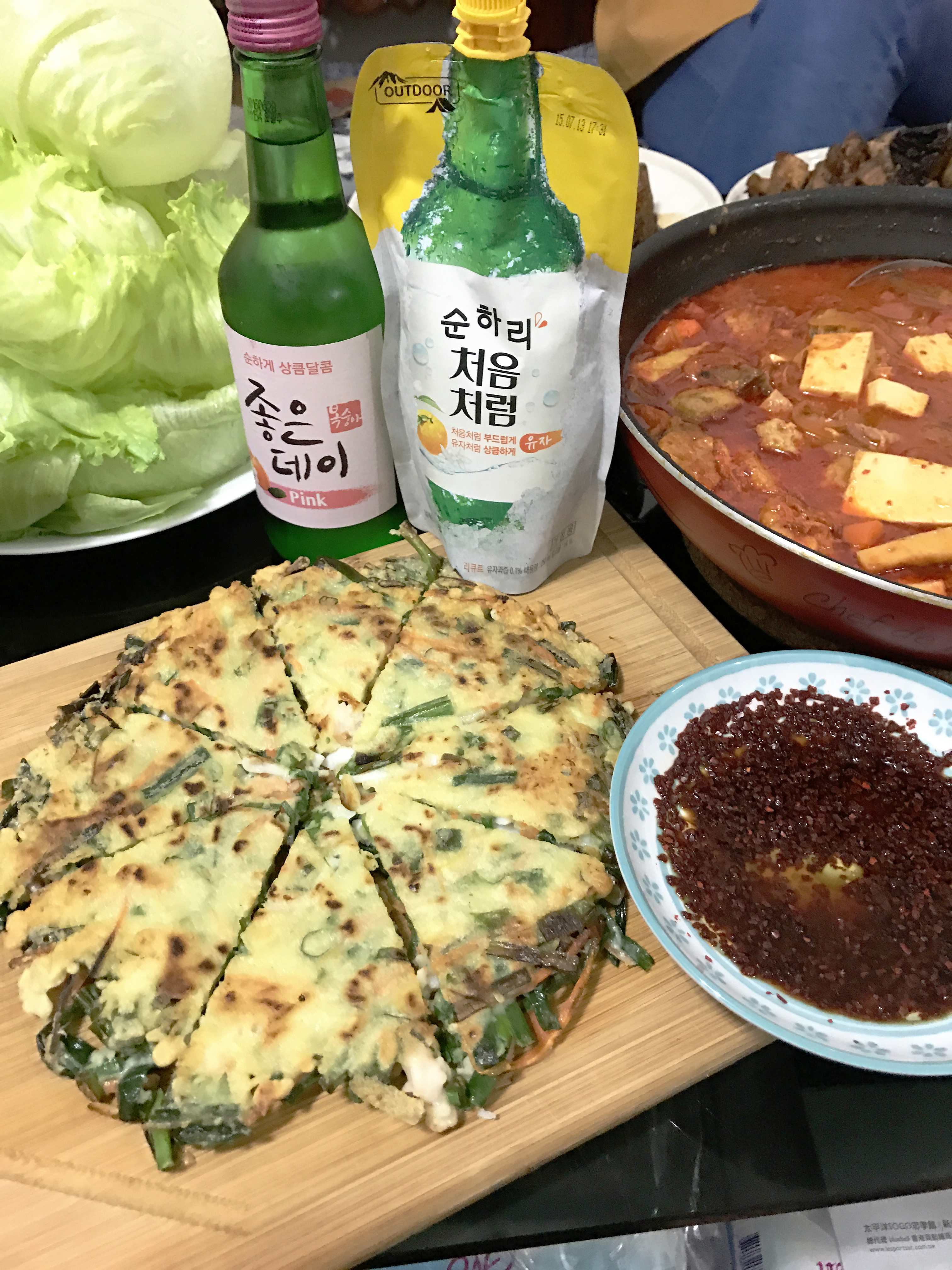 韓國蔥餅的正宗拍檔是濁酒，買不到沒關係，來杯韓國燒酒（真露）一樣讚。
