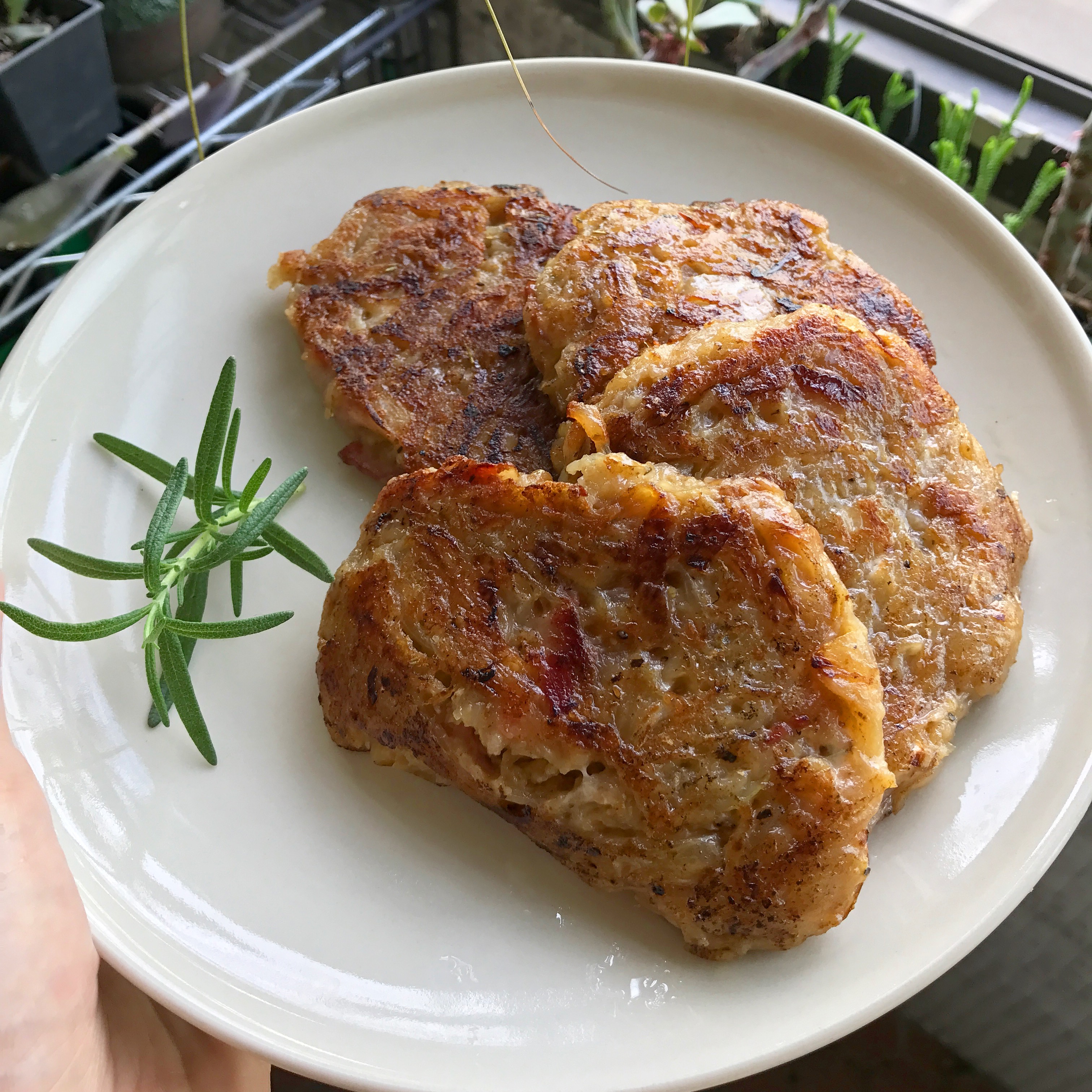 明明用的是西式食材，這款鍋餅吃起來超像台式芋粿巧，味覺Déjà vu。