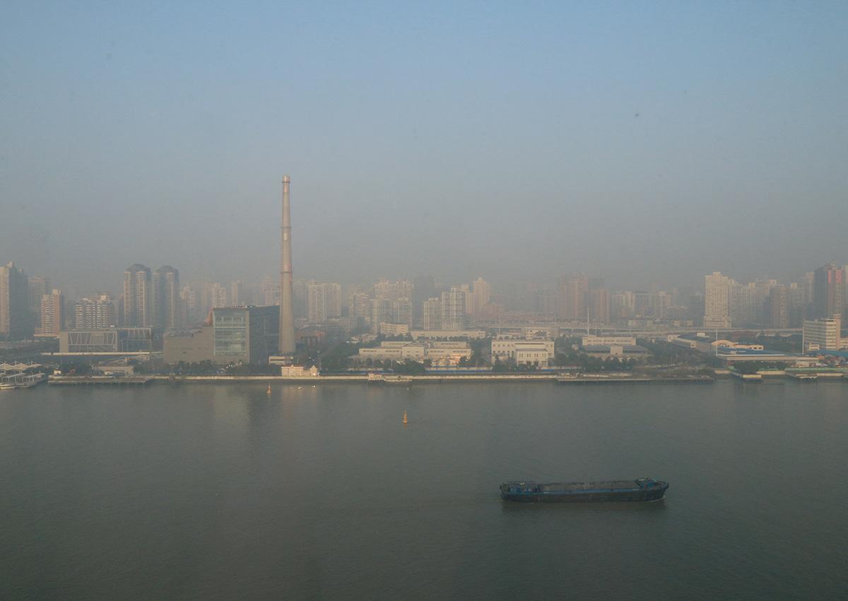 上海當天氣溫皆在10度以下，空氣乾燥並不覺得很冷，不過那迷濛的氛圍.....（戴上口罩）