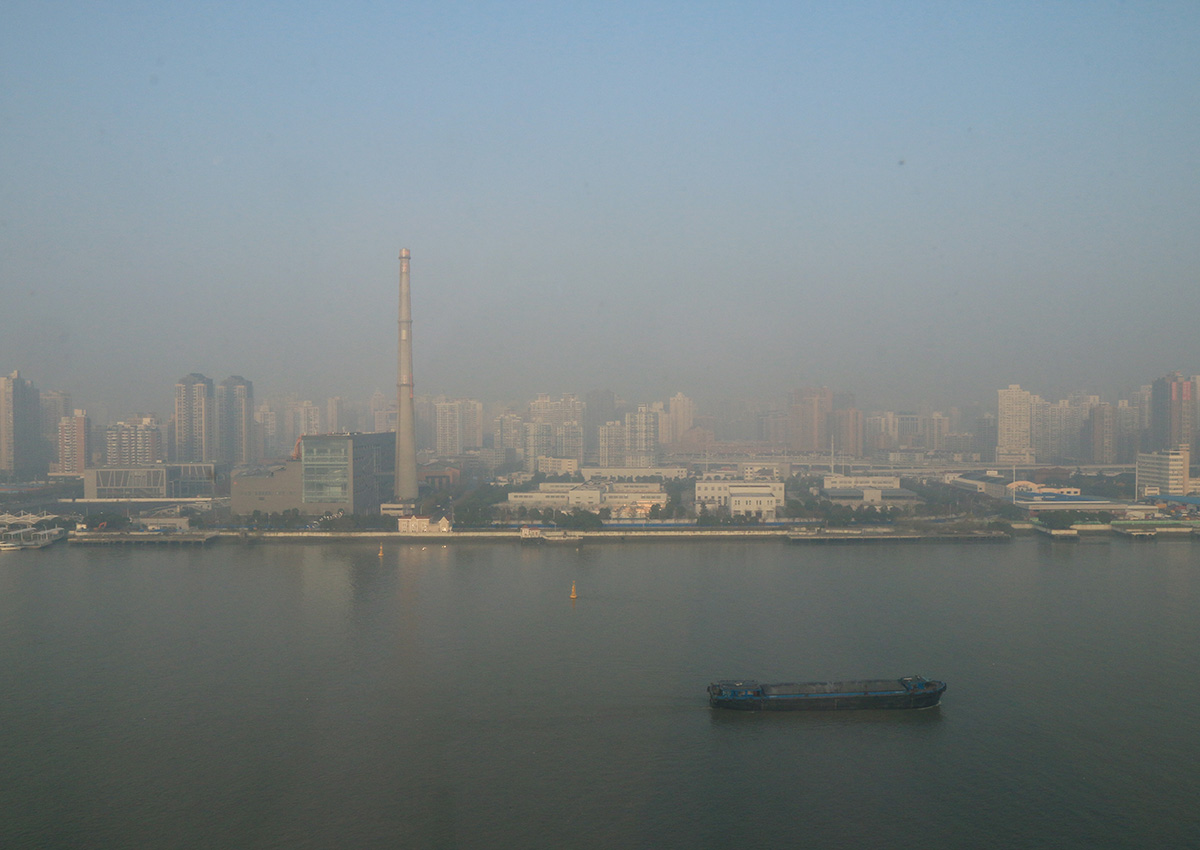 上海當天氣溫皆在10度以下，空氣乾燥並不覺得很冷，不過那迷濛的氛圍.....（戴上口罩）