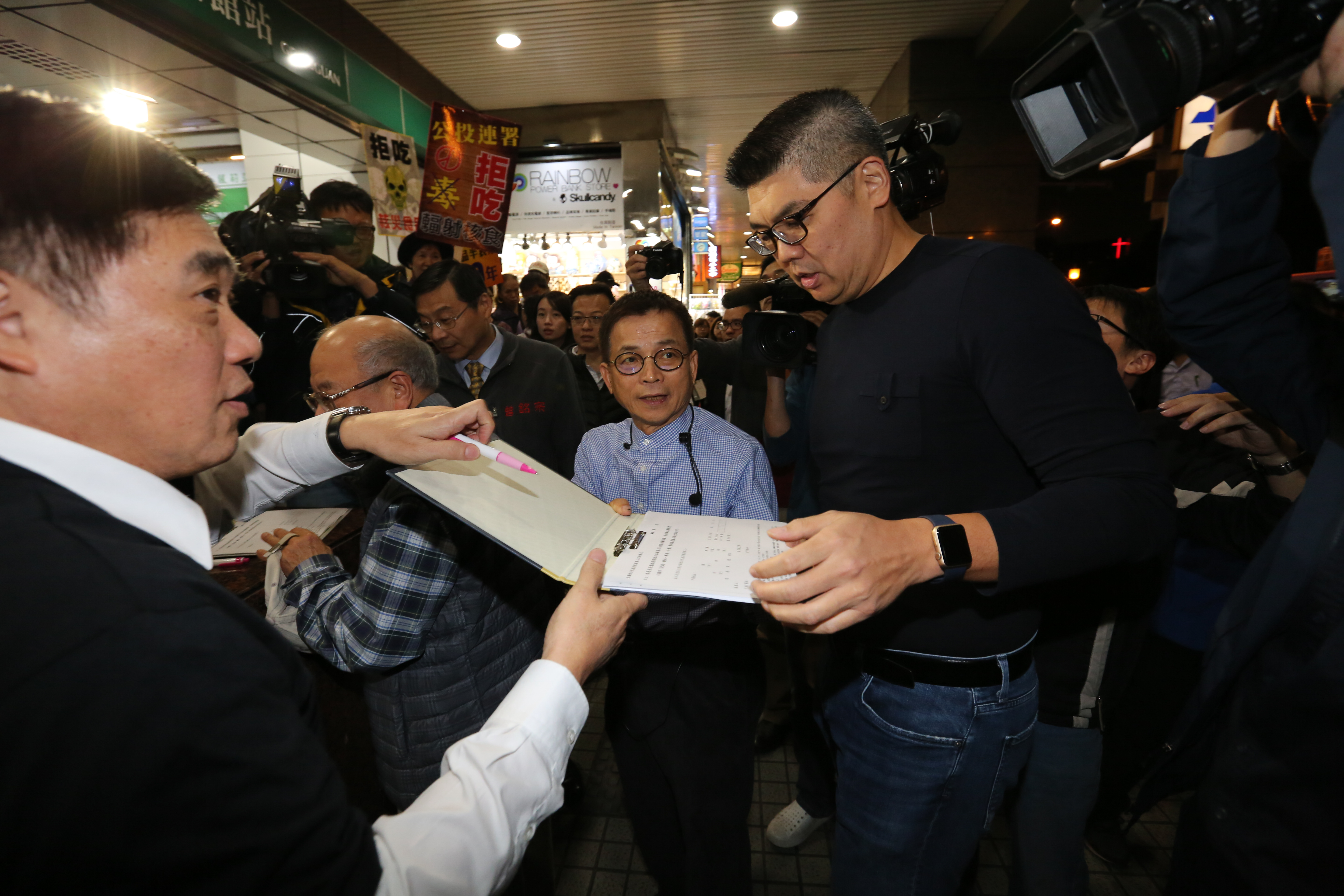 臉書開轟洪秀柱　連勝文忍了二天