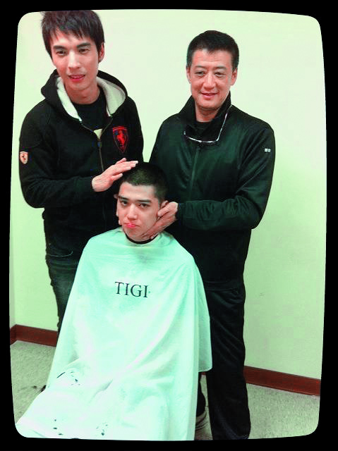 2011年去當兵前，老闆李亞明（右）與前同門陳勢安（左）為Bii打氣。（翻攝自畢書盡臉書）