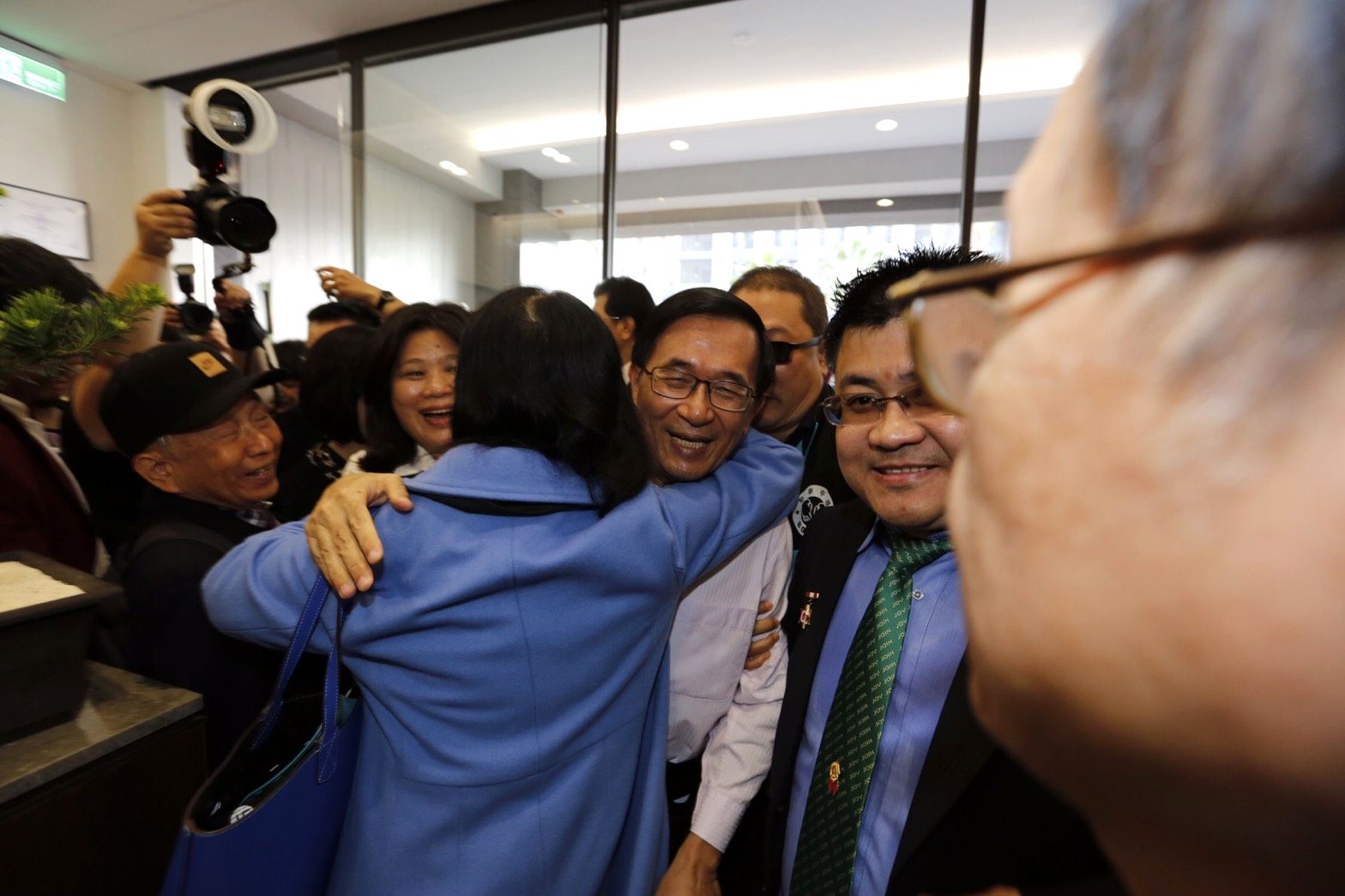 熱情支持者一見阿扁到場，直接飛撲過去給了一個滿滿的大擁抱。