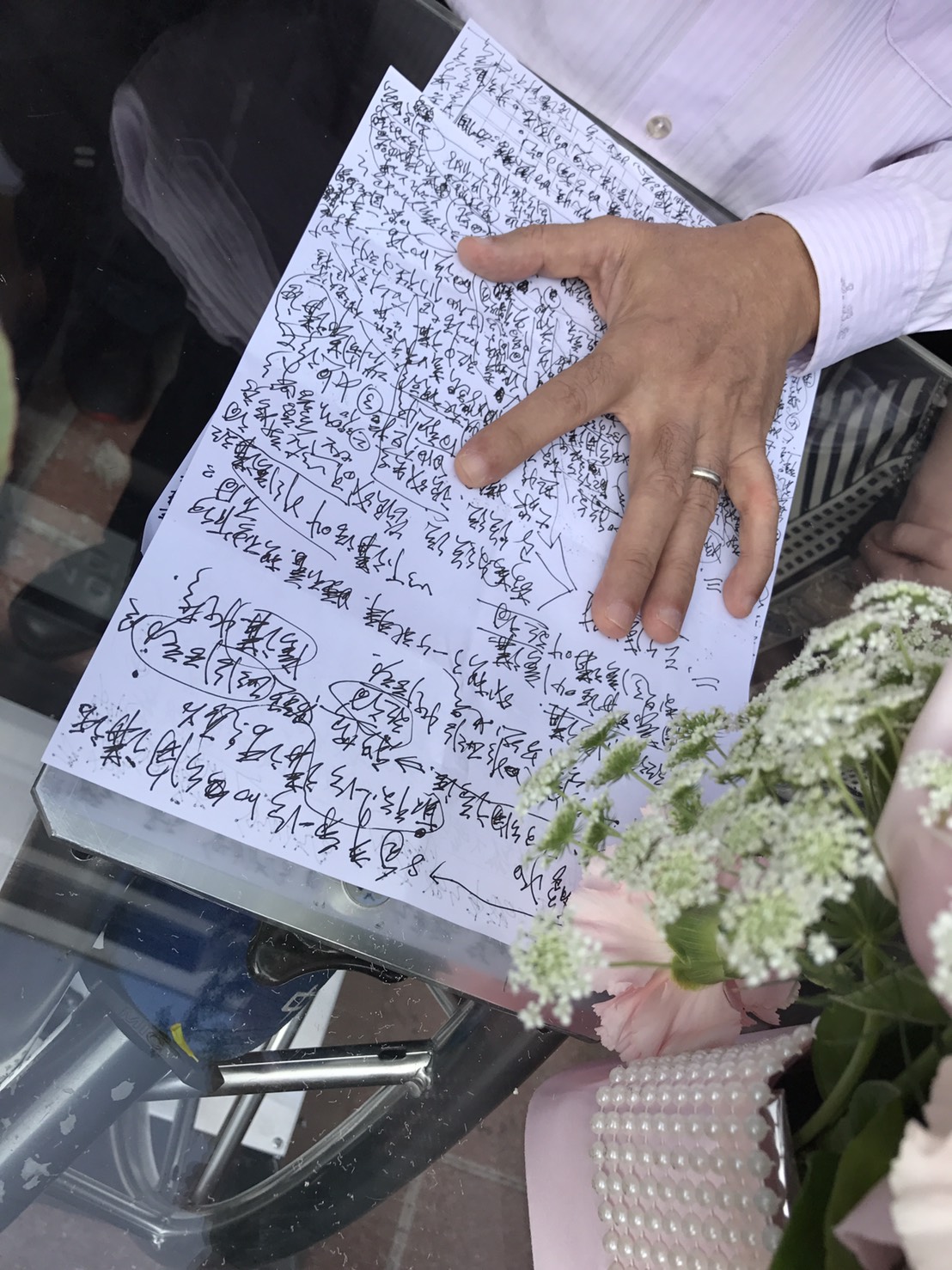 阿扁帶著親筆寫好的講稿發表了長達23分鐘的「致詞」。