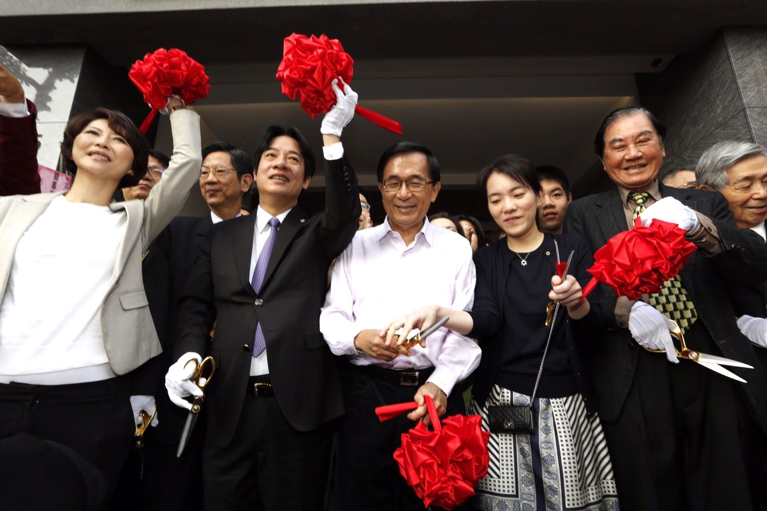 陳幸妤的牙醫診所開幕，台南市長賴清德與多名綠營人士也親往祝賀，一同剪綵。