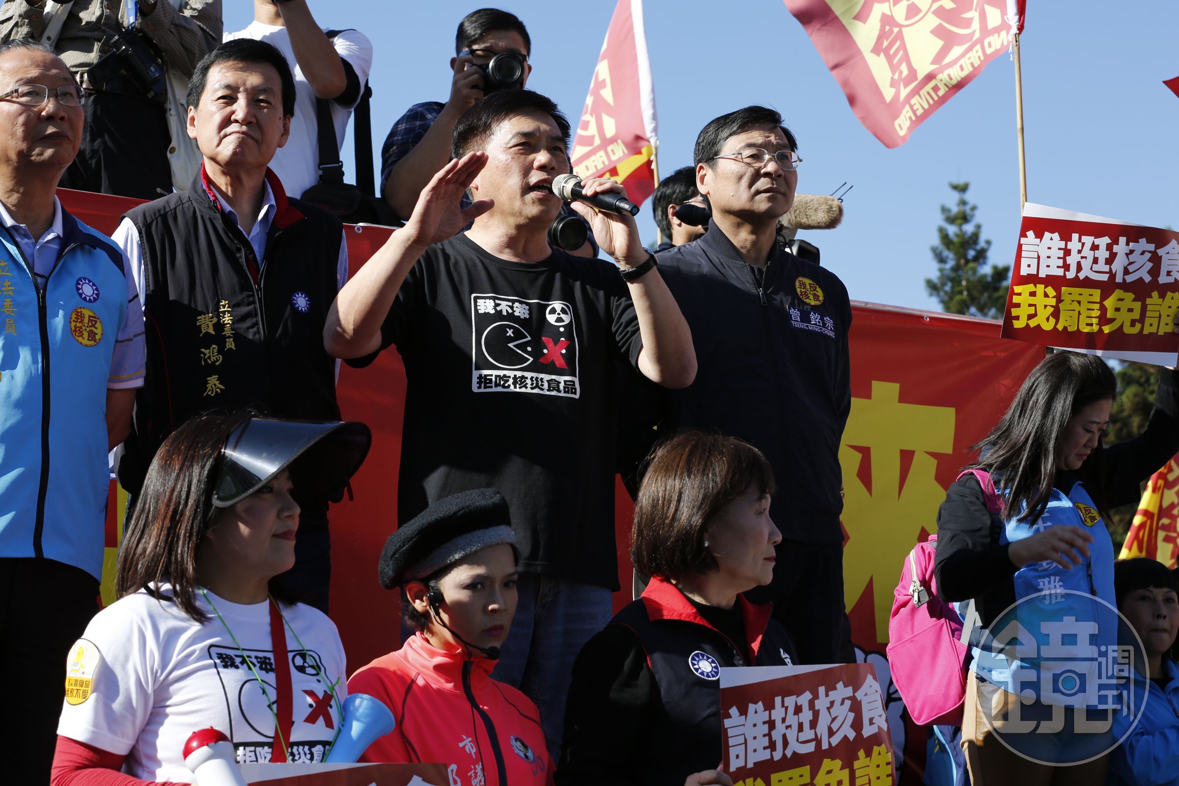 國民黨副主席郝龍斌與立委曾銘宗、費鴻泰同台向遊行群眾致意後隨即離去