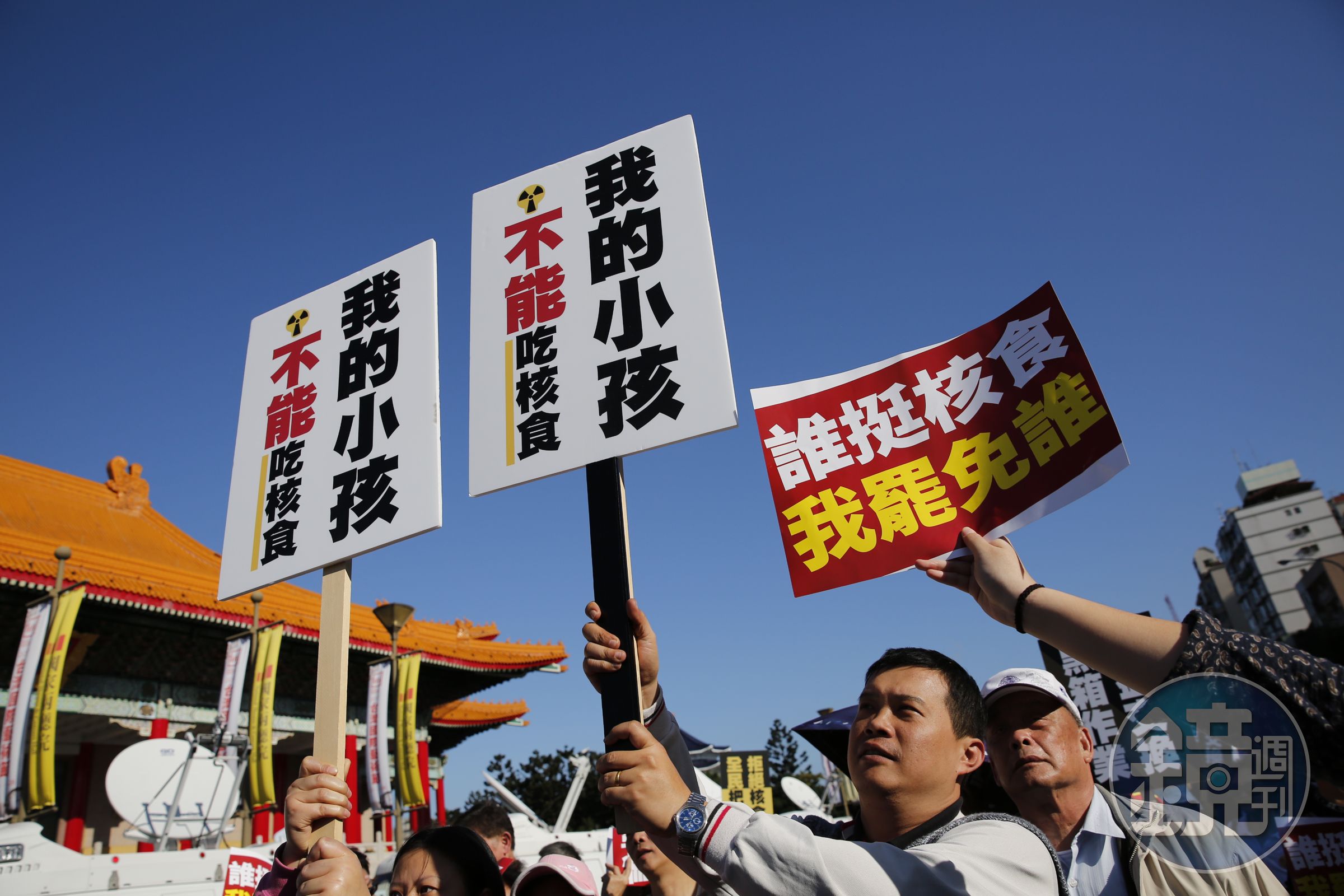 副主席郝龍斌選在遊行主舞台幾百公尺外自己發動反核食連署，反應熱烈。