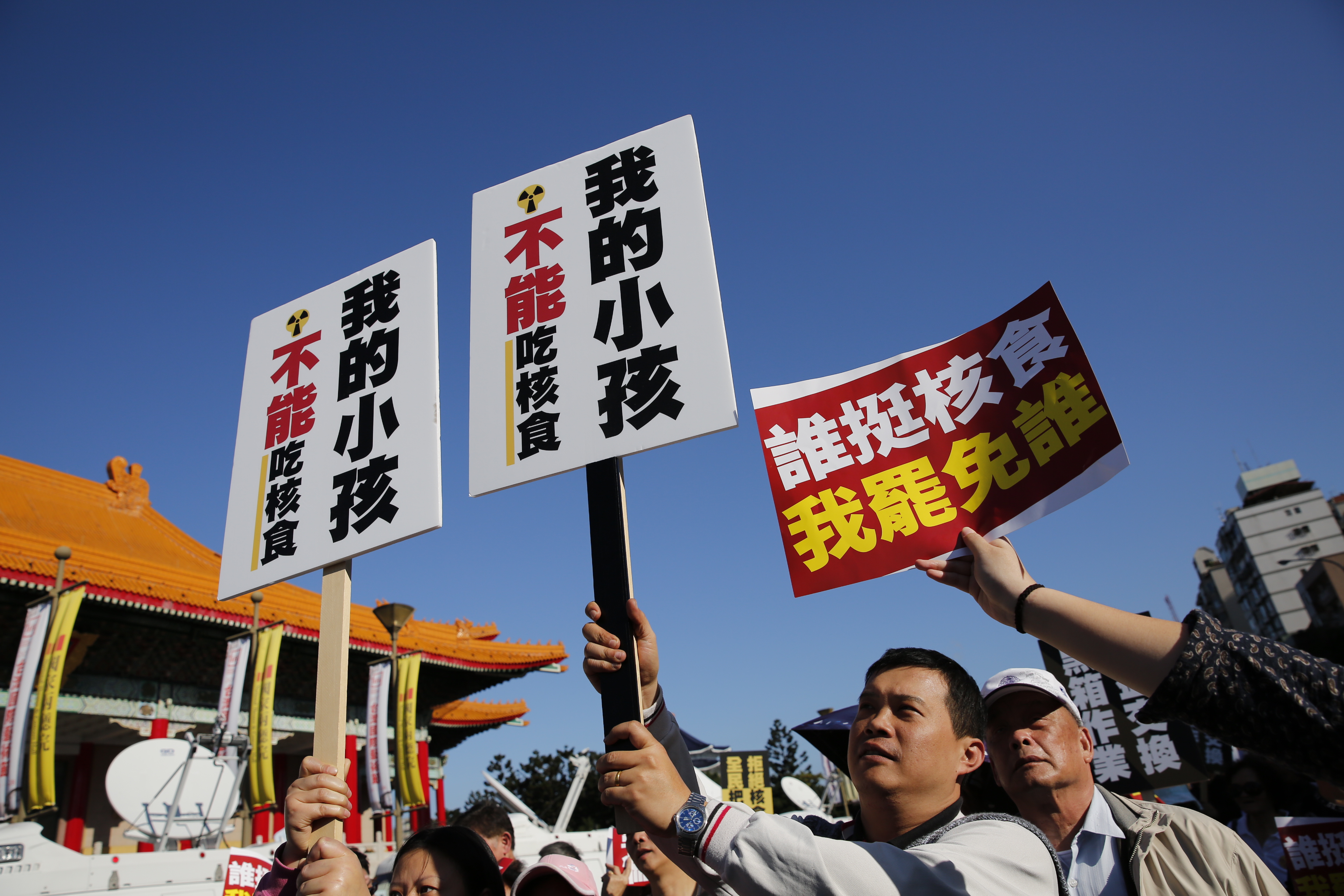副主席郝龍斌選在遊行主舞台幾百公尺外自己發動反核食連署，反應熱烈。