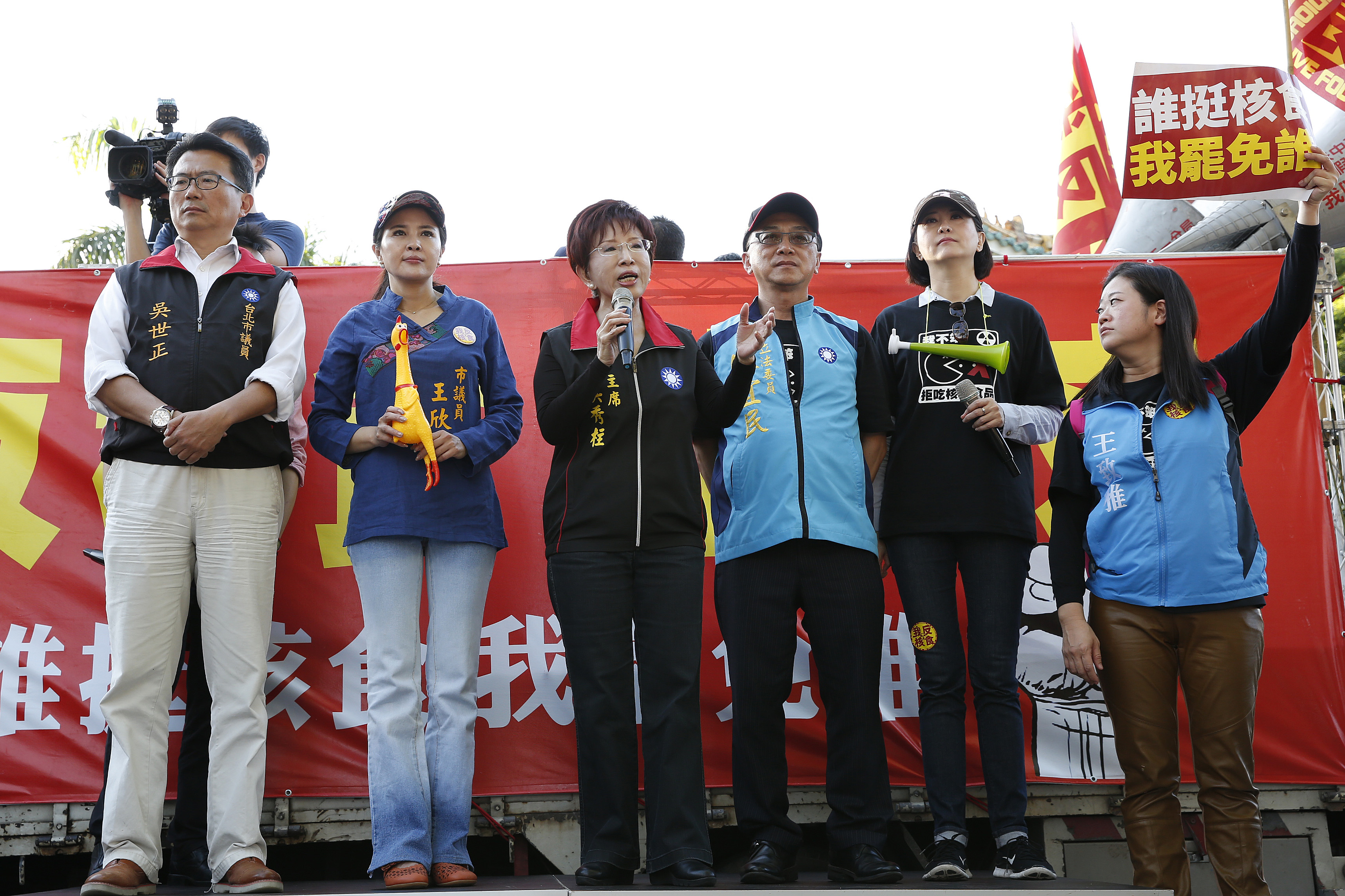 反核食大遊行由主席洪秀柱領軍，其他幾位副主席和黨籍立委卻都沒有參加。