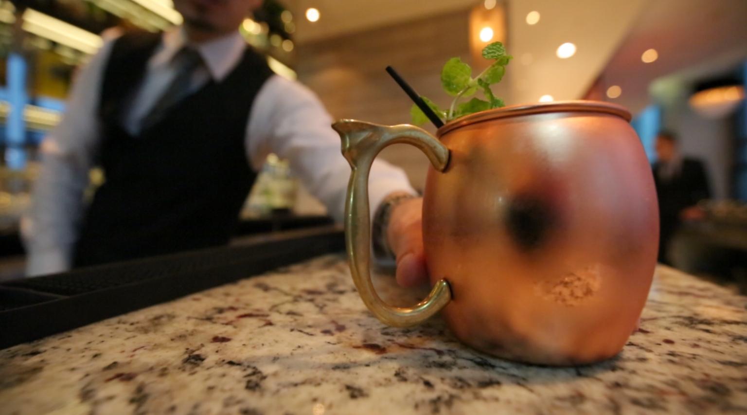 「MOSCOW MULE」（ 莫斯科騾子）的訂製銅杯是正字標記。（520元／杯）