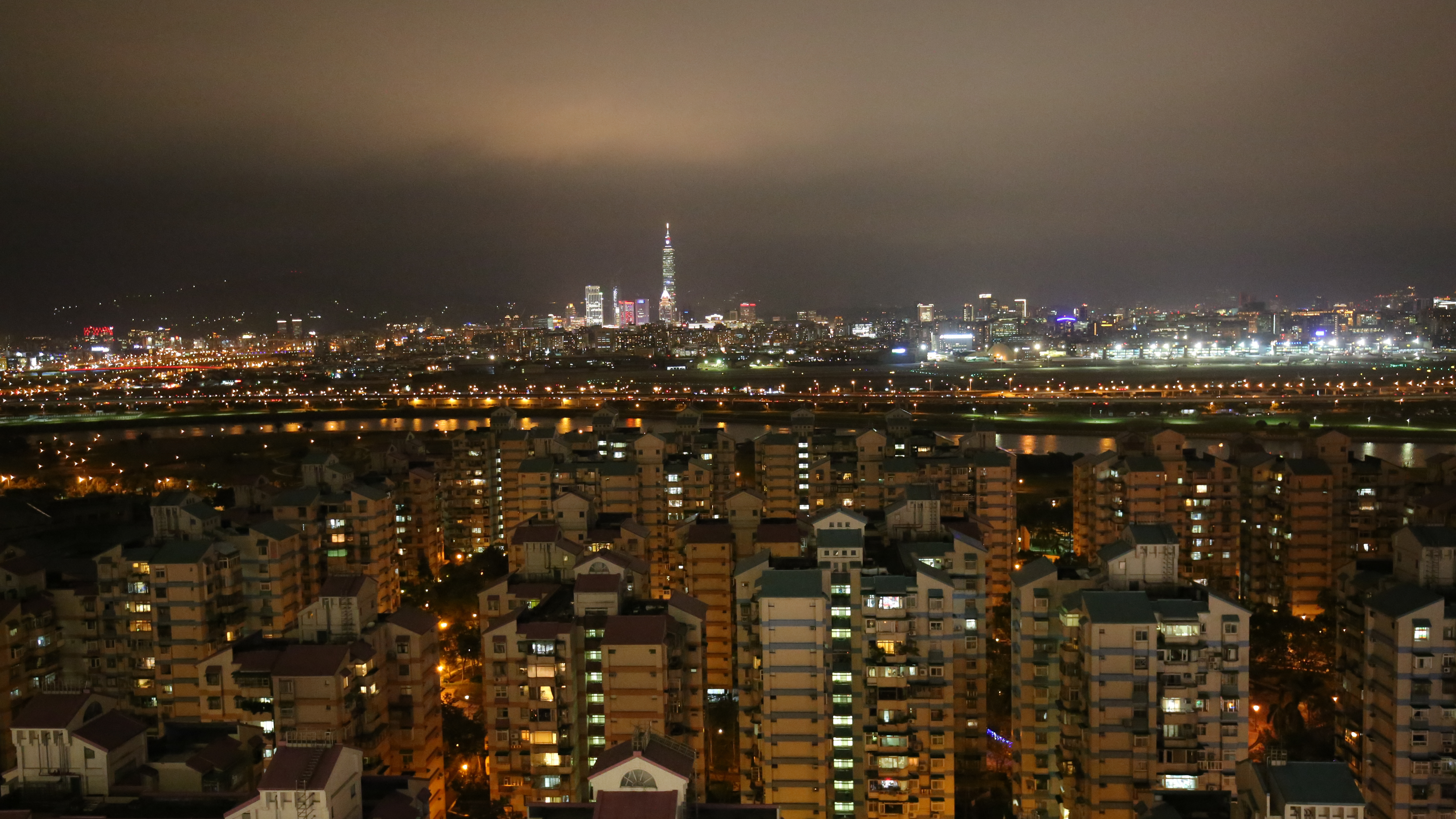 270度滿滿的觀景大平台，台北外灘夜景一望無盡。