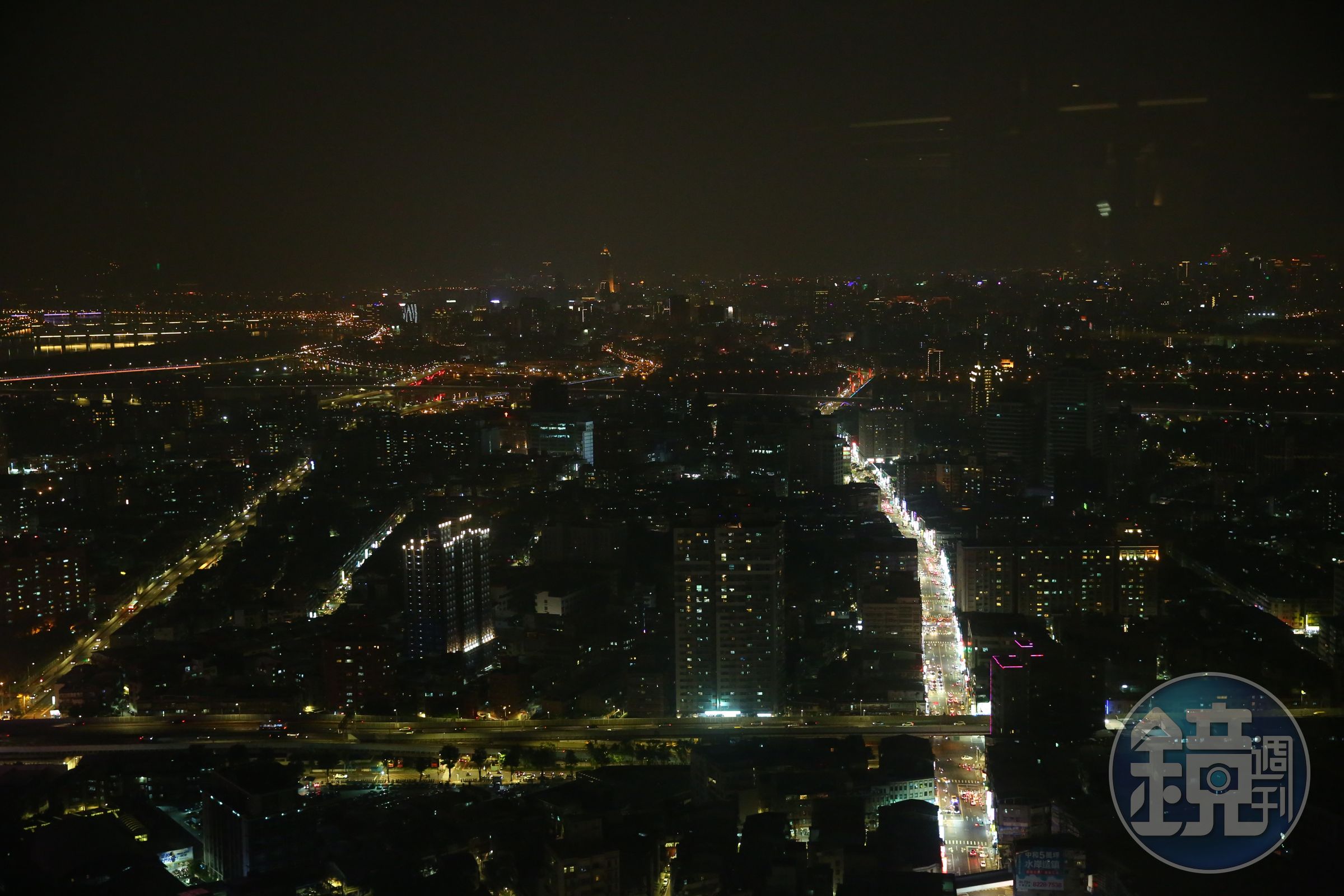  這個觀景平台上的無敵夜景連在廁所都看得到，歡迎親自考證。 