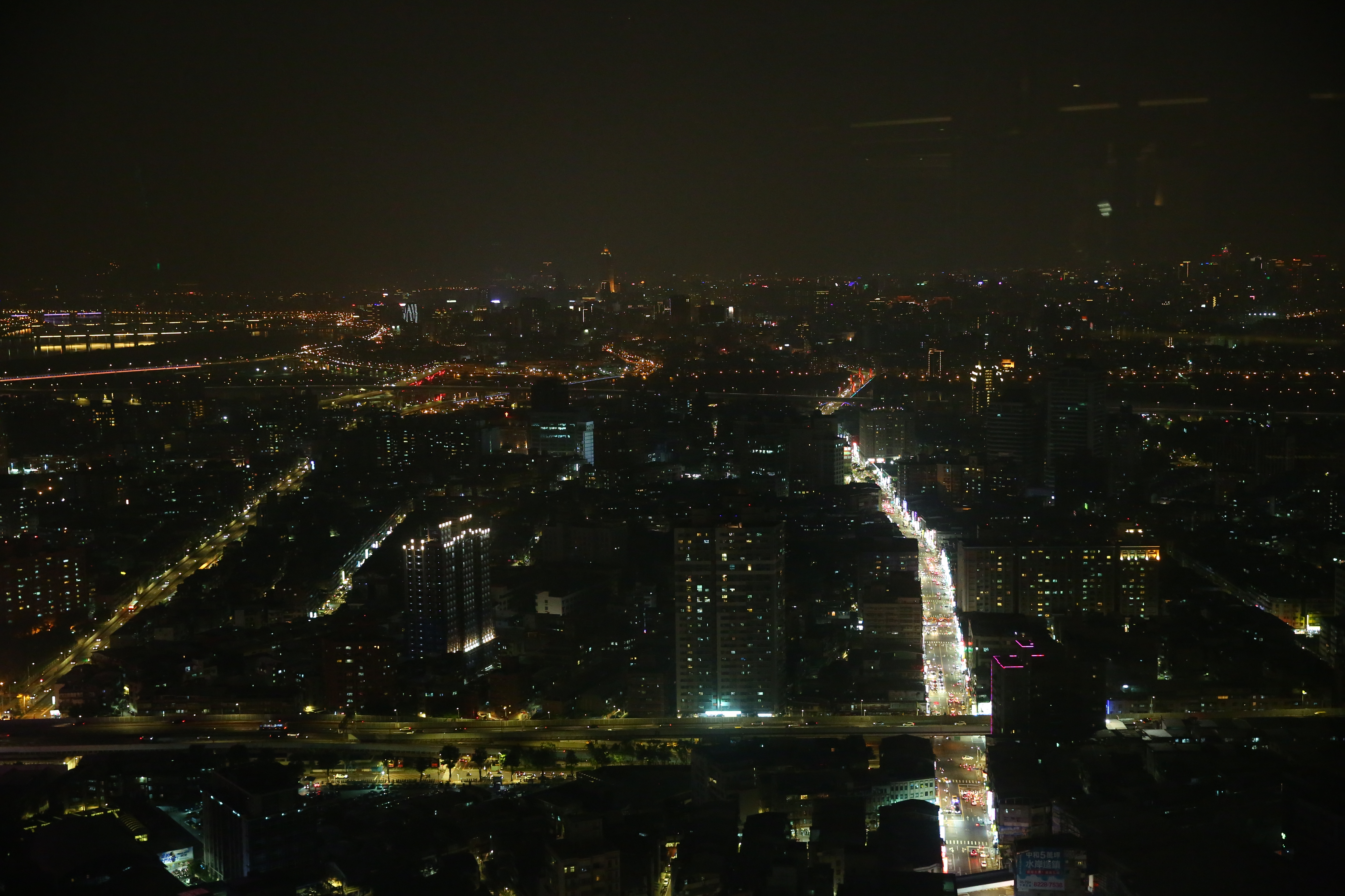  這個觀景平台上的無敵夜景連在廁所都看得到，歡迎親自考證。 
