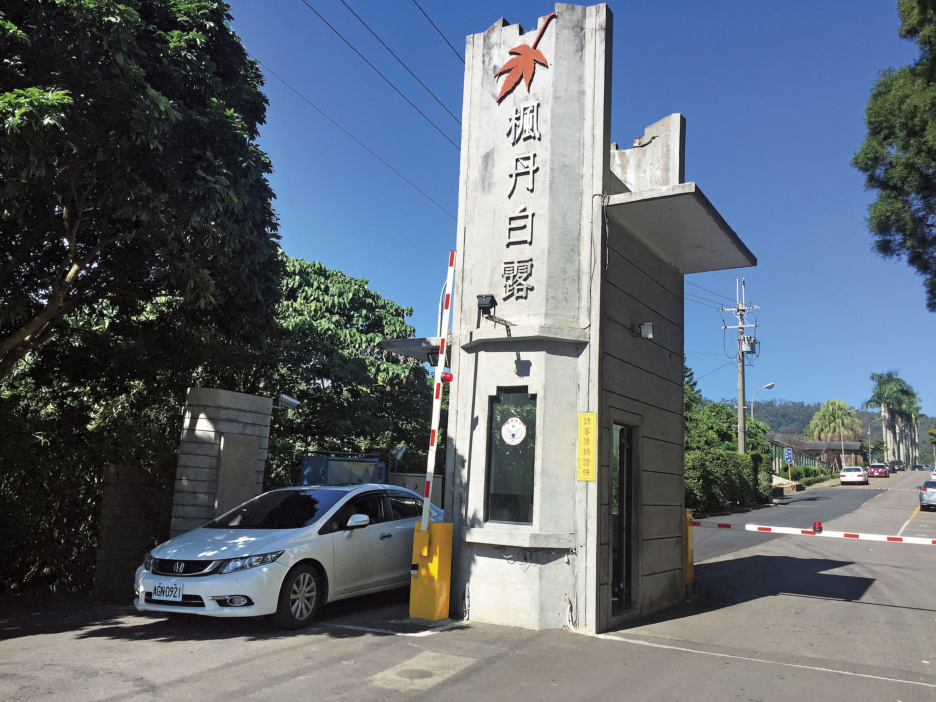 楓丹白露社區內住有許多政商名流,卻因 門禁鬆散致江蕙小弟在家遭襲。