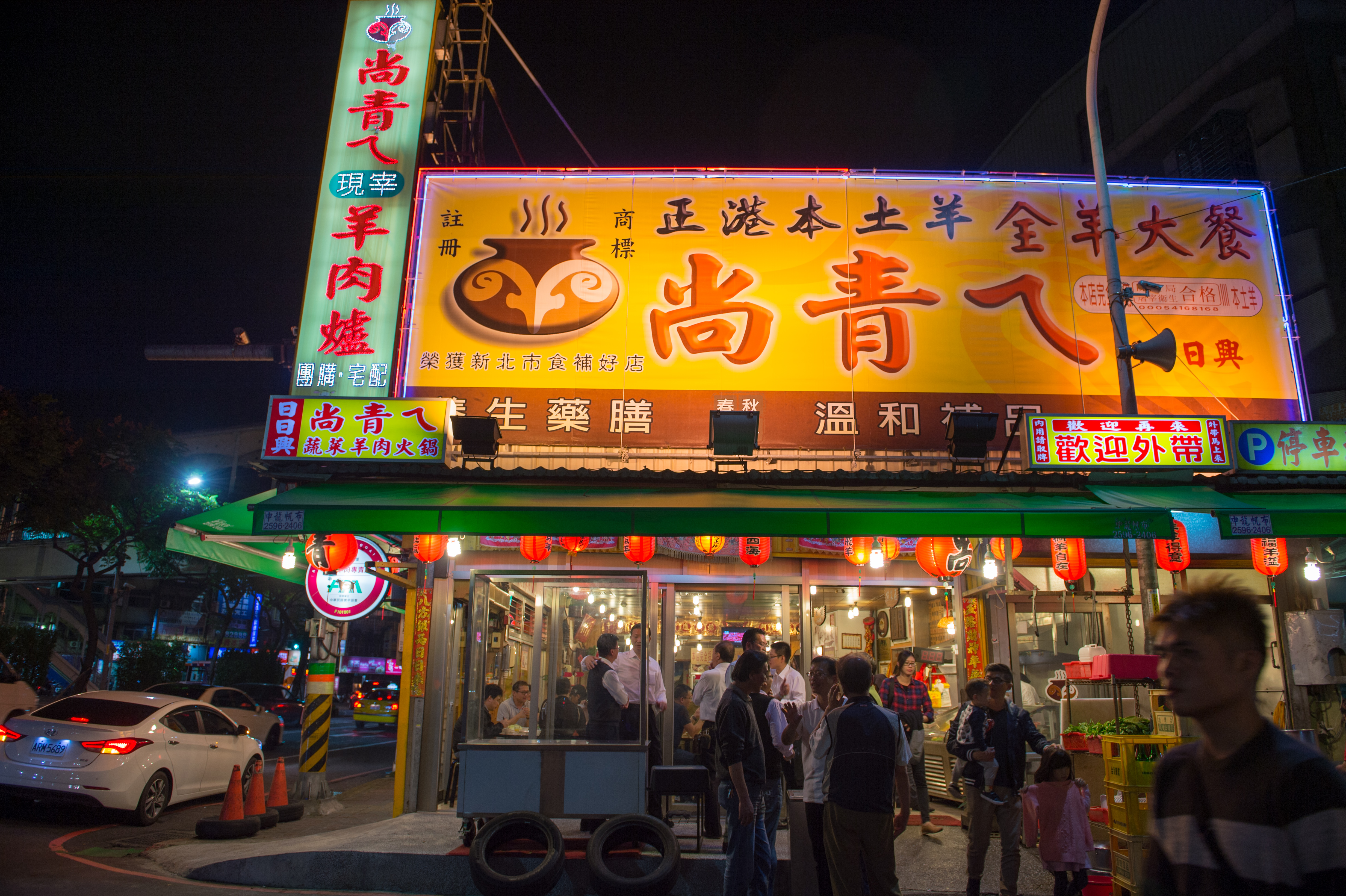 「尚青仔羊肉大餐」的每天都從黃振堃的全羊分切儀式展開序幕，隨著夜色降臨，門口紅燈籠亮起，一群群食客開始擠進店門內。