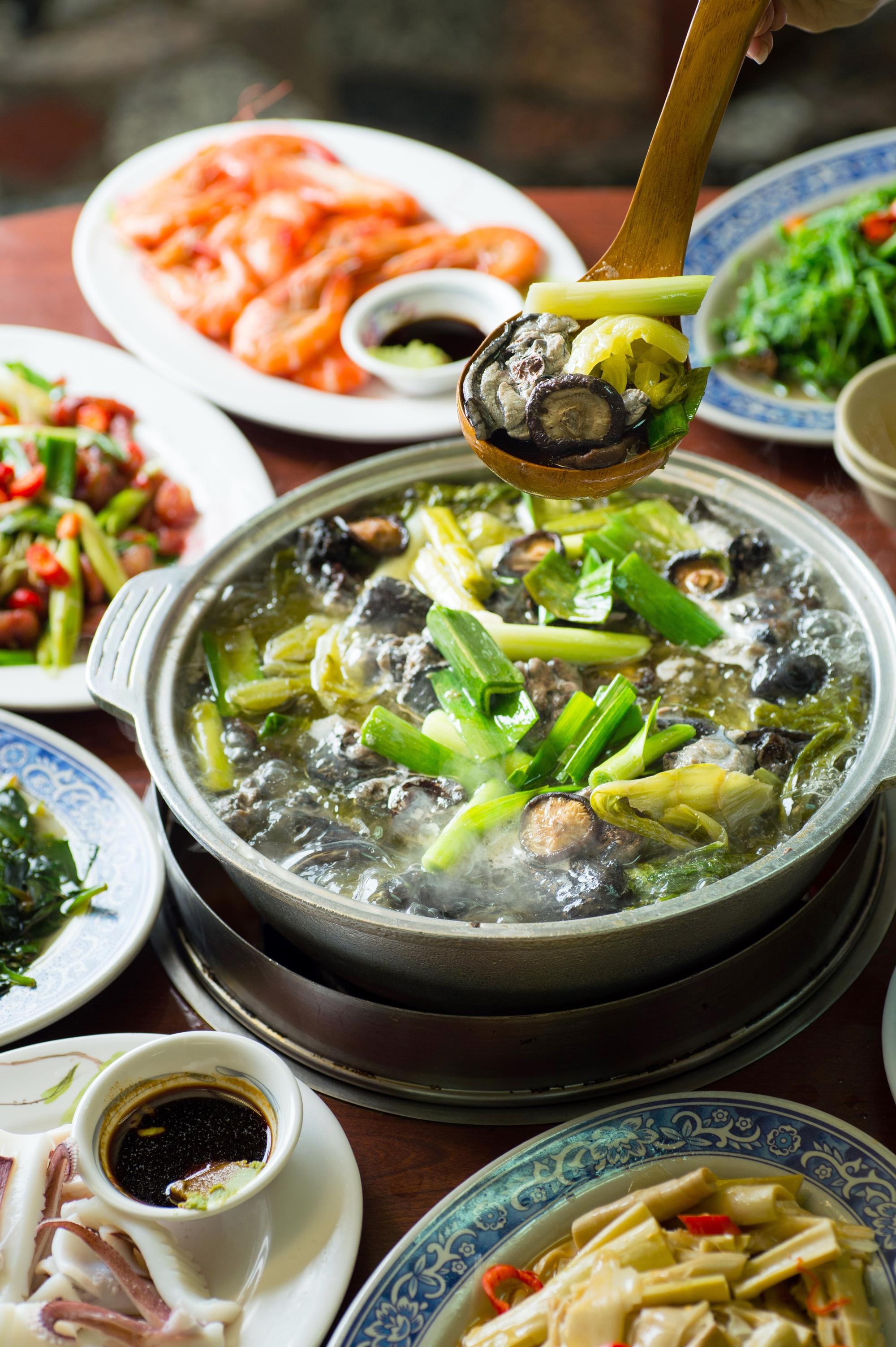 「香菇割菜雞」湯底以三層肉及雞油熬煮5小時而成，雞肉彈實，香菇Q厚，刈菜甘苦回韻。（1,000元／鍋）