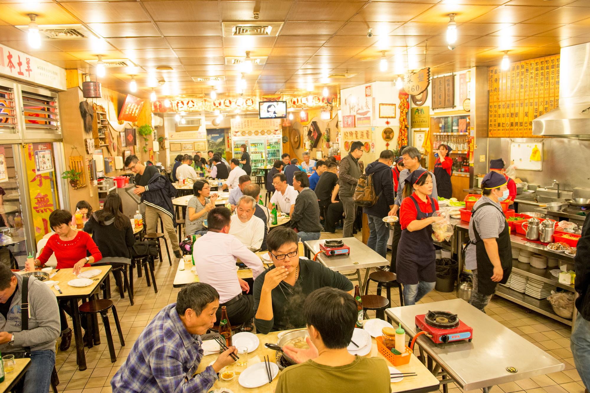 隨著夜色越深，餐廳裡的人聲和廚房裡鍋盤聲響越來越大聲，羊肉爐店內人聲鼎沸、生猛有力。