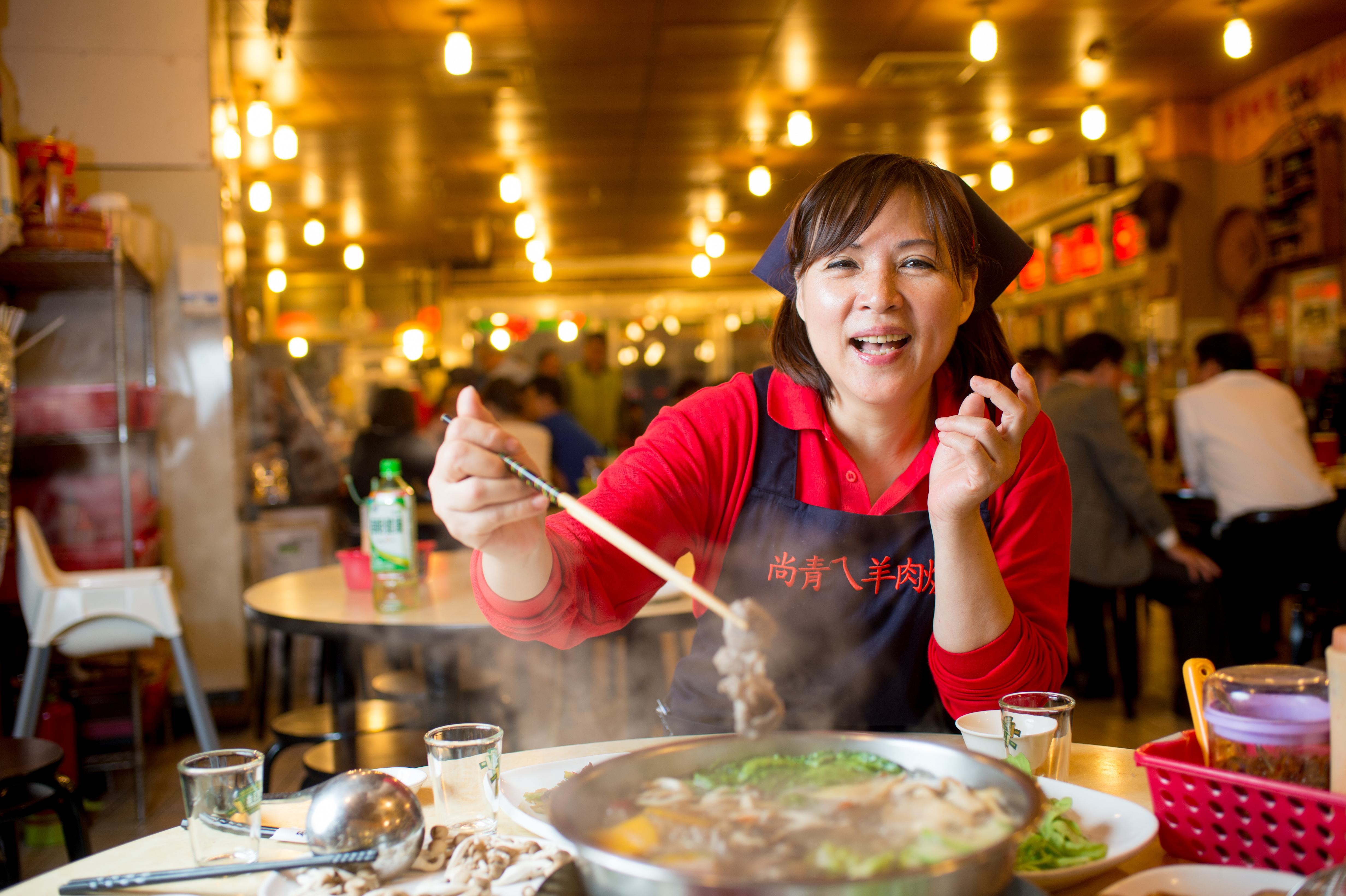 店長吳彩薇說：「帶皮羊肉上桌後要再滾個20分鐘才會入味軟嫰。」湯滾後加入絲瓜、南瓜、鴻喜菇等蔬菜，湯頭更顯清甜。