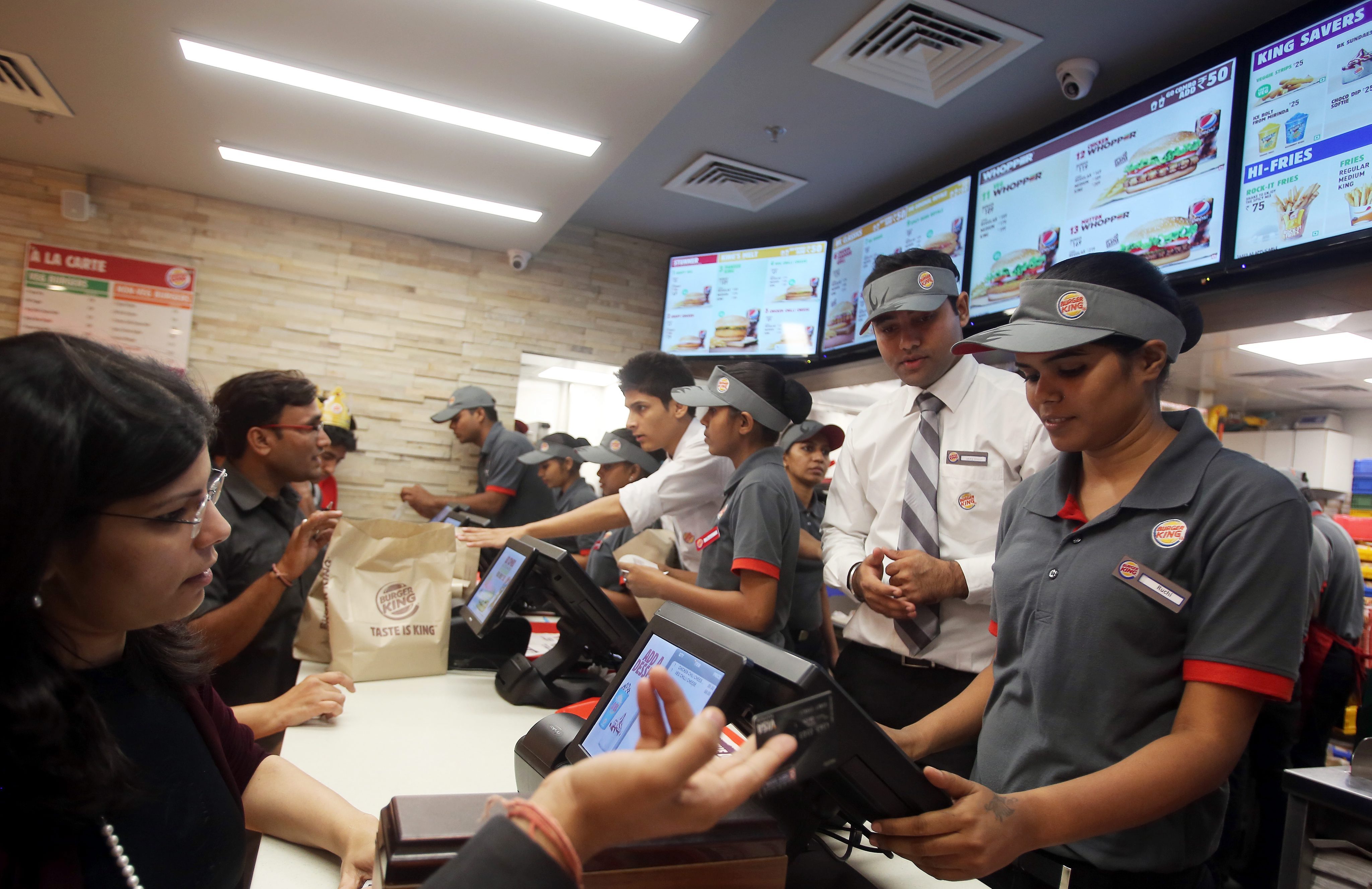 提供防身術、進修課…　跨國速食店全力招攬印度女性