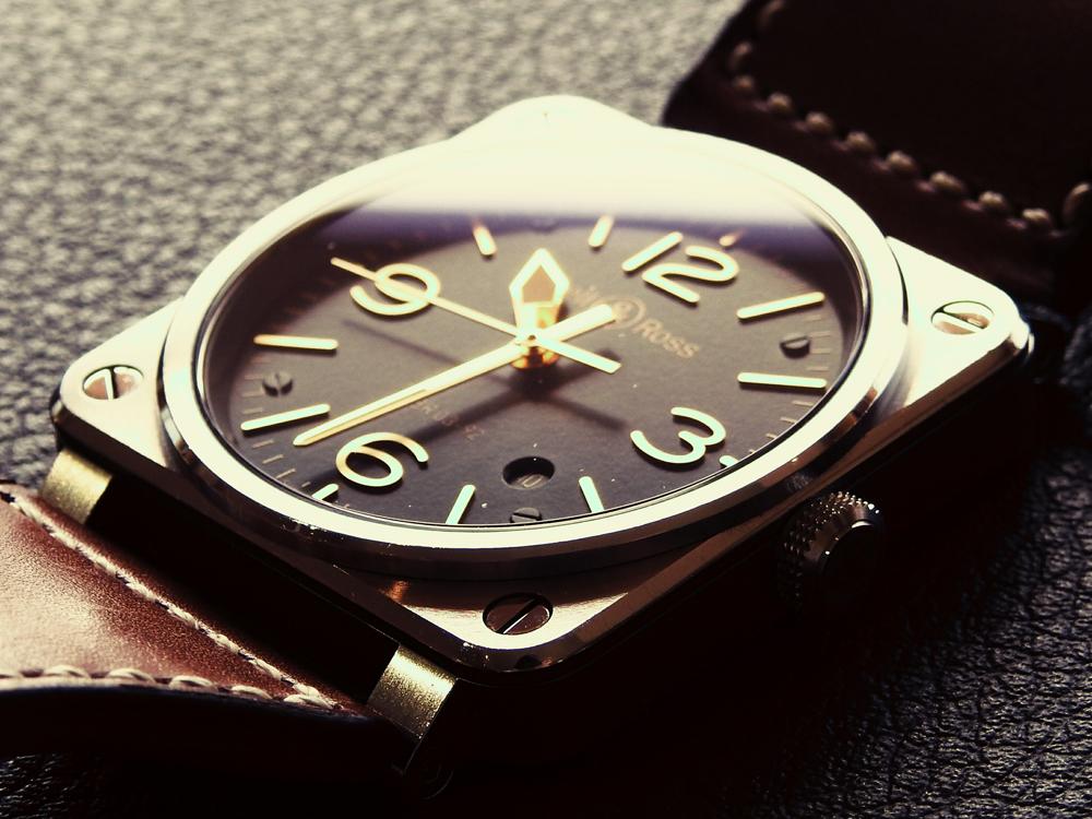 BR 03 Golden Heritage錶殼則採用不鏽鋼原色，尺寸亦是較為符合東方人手腕的42mm，黑色的面盤搭配玫瑰金色的指針與刻度，很難在飛行錶上面看見的優雅感竟然就這樣被它給作出來了！
