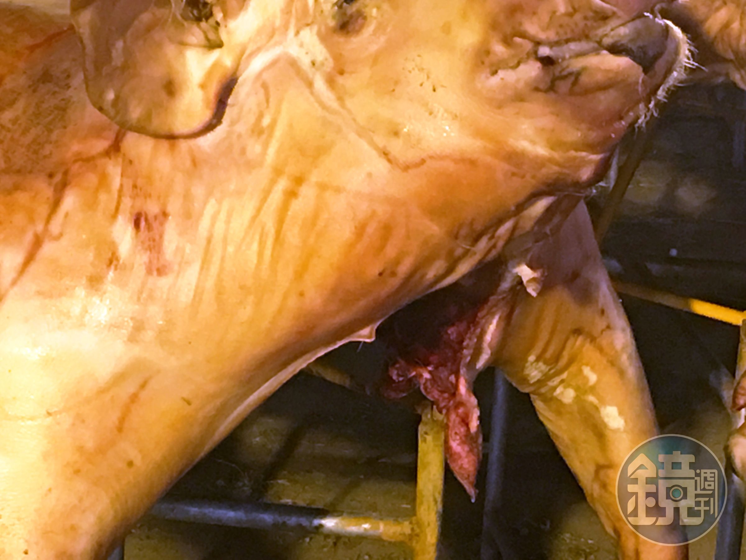 不知存放多久的神豬，現場發出臭味，仔細看肉質還呈現紫黑色，令人作噁。