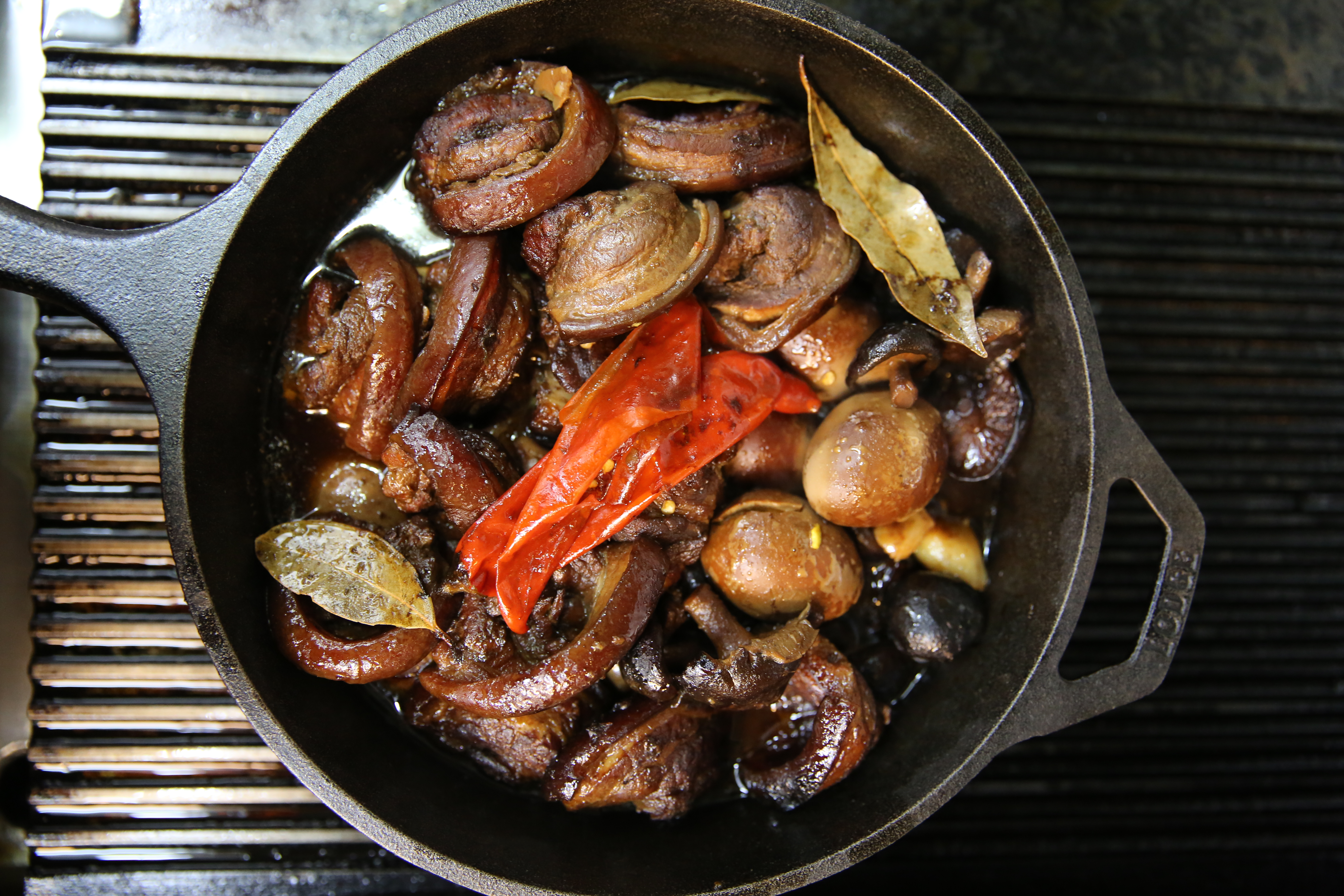 小T自製的「滷控肉」，別看它顏色深，其實味道鹹淡剛剛好，而且口感Q彈，值得一學，小T喜歡搭配加冰的裸麥威士忌，更增添風味。