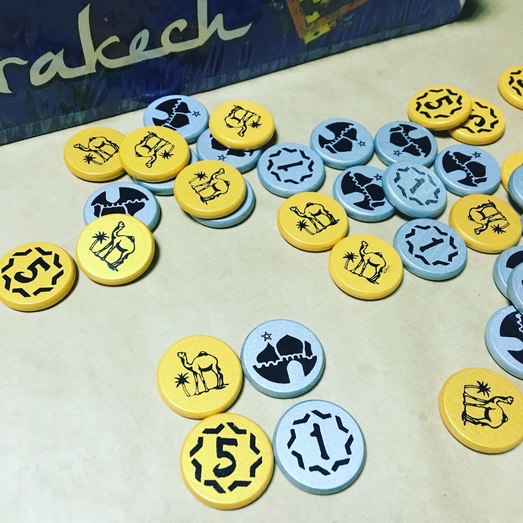 金幣（代表5元）與銀幣（代表1元）