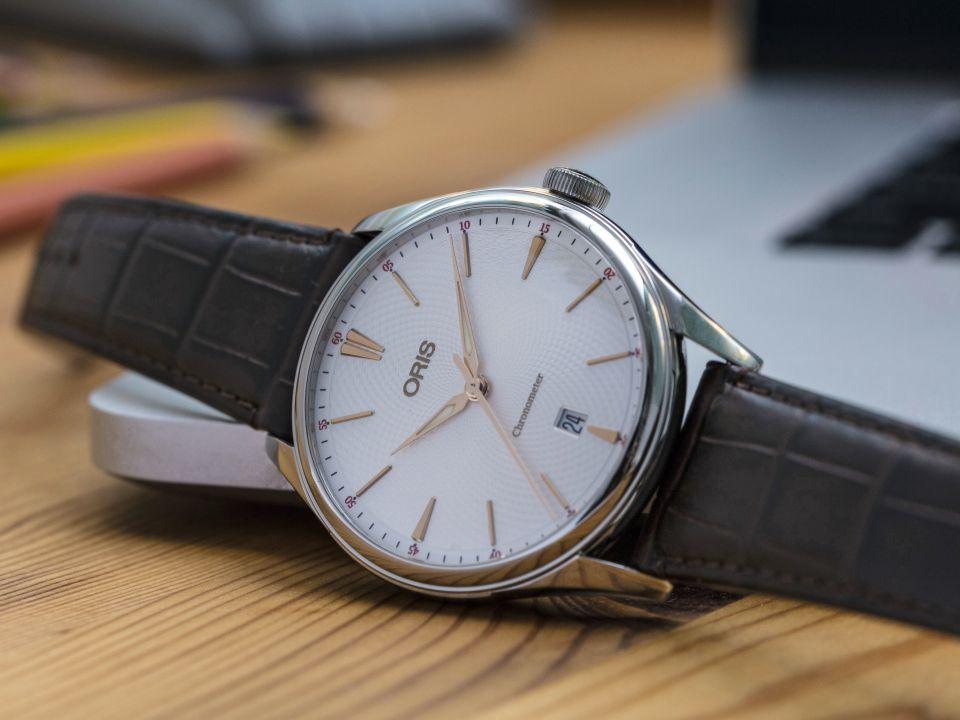 ORIS Artelier Chronometer Date 不鏽鋼錶殼／錶徑40mm／ORIS 737自動上鍊機芯／動力儲存約38小時／時、分、秒指示；日曆指示／藍寶石水晶鏡面、透明底蓋／深棕色皮錶帶／防水50米／約NT$60,000