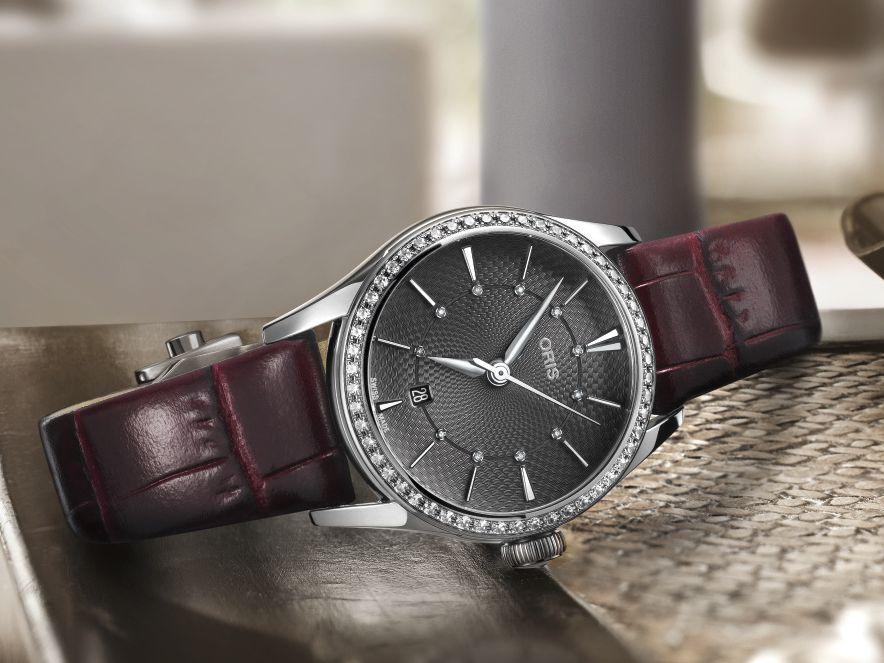 ORIS Artelier Date Diamonds 不鏽鋼錶殼，鑲嵌52顆美鑽／錶徑28mm／ORIS 561自動上鍊機芯／時、分、秒指示；日曆指示／藍寶石水晶鏡面、透明底蓋／波爾多色皮革錶帶／防水50米／約NT$98,000